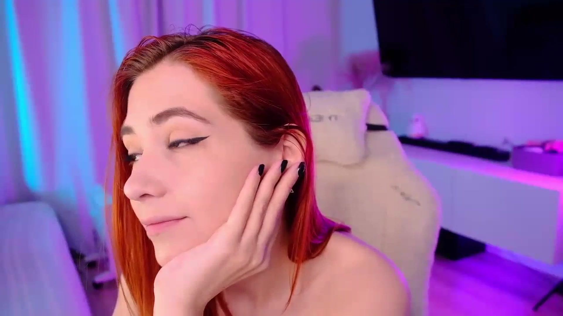 Gallery image thumbnail from JulyRedFox's myfreecams stream on, 09/17/2023, 03:40 image 4 of 20