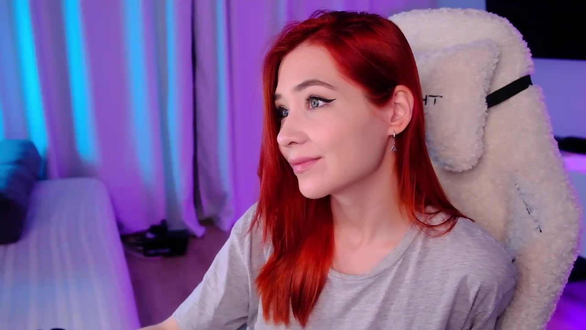 Gallery image thumbnail from JulyRedFox's myfreecams stream on, 09/23/2023, 24:18 image 14 of 20