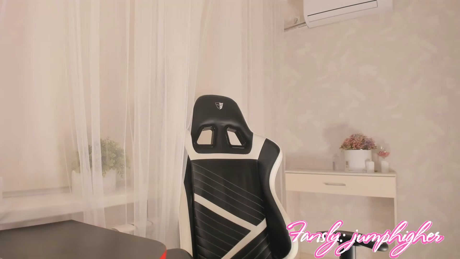 Gallery image thumbnail from Jumphigherr's myfreecams stream on, 11/26/2022, 17:04 image 16 of 20