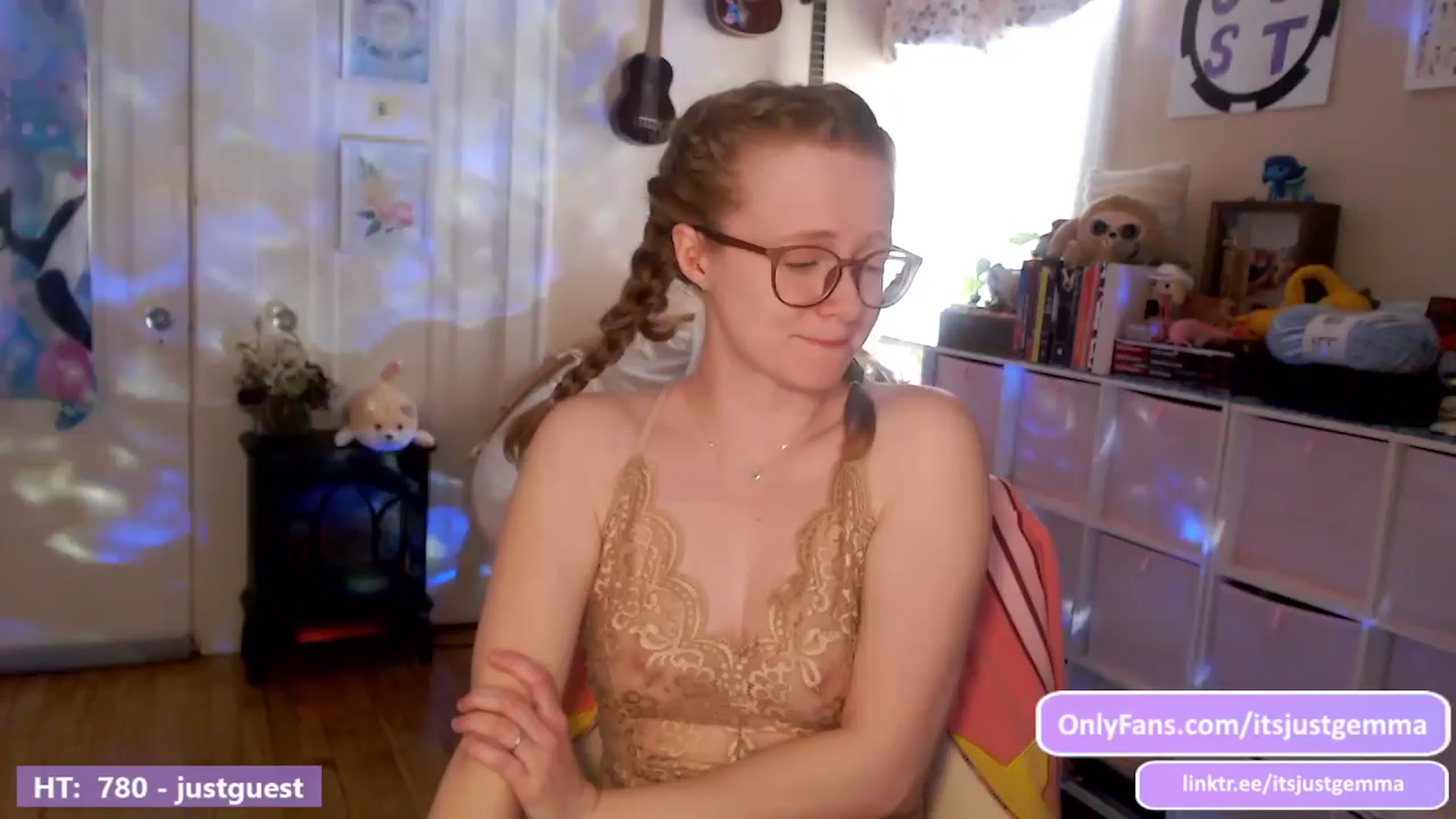 Gallery image thumbnail from JustGemma's myfreecams stream on, 04/03/2024, 17:03 image 10 of 20