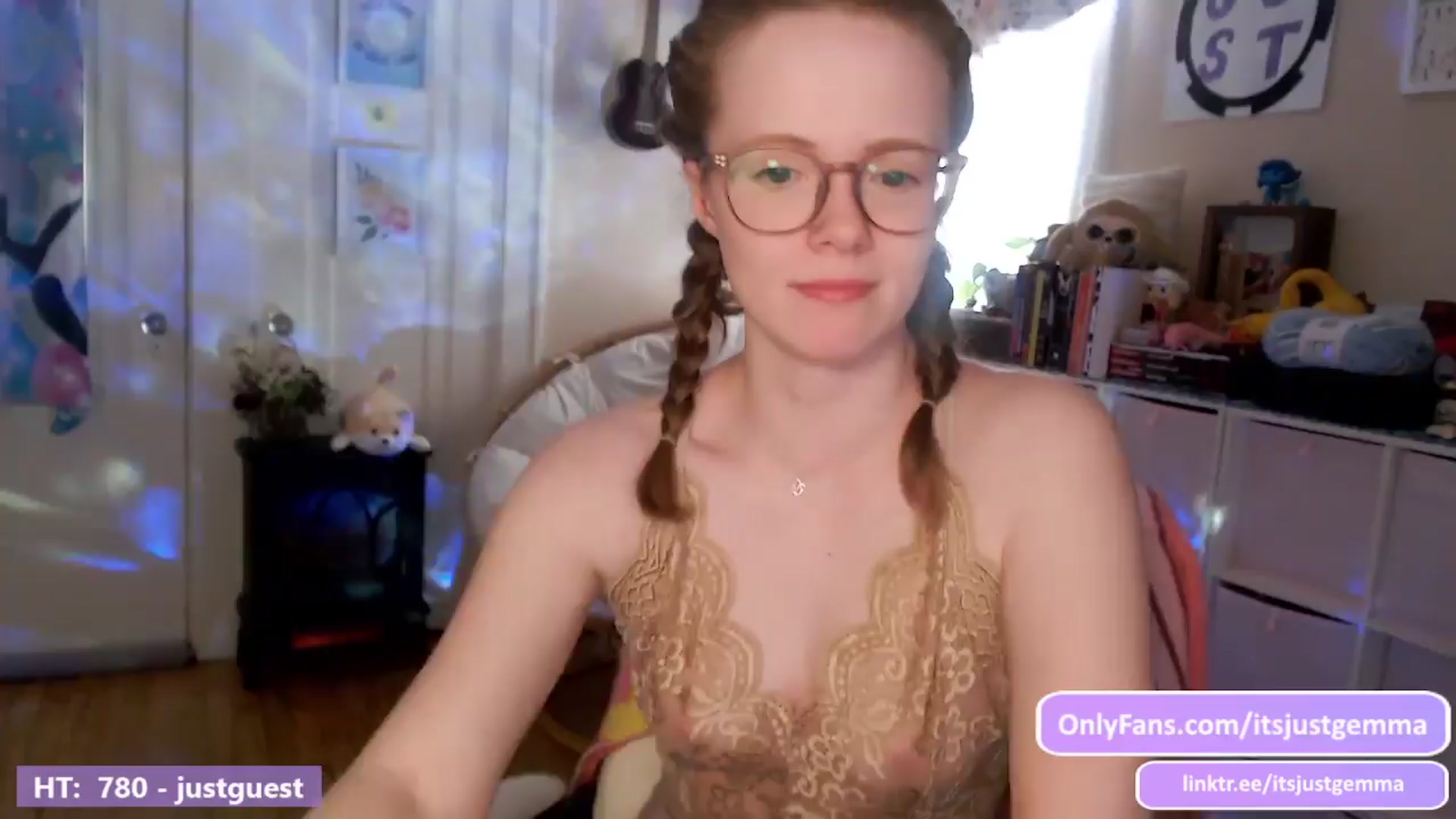 Gallery image thumbnail from JustGemma's myfreecams stream on, 04/03/2024, 17:03 image 14 of 20