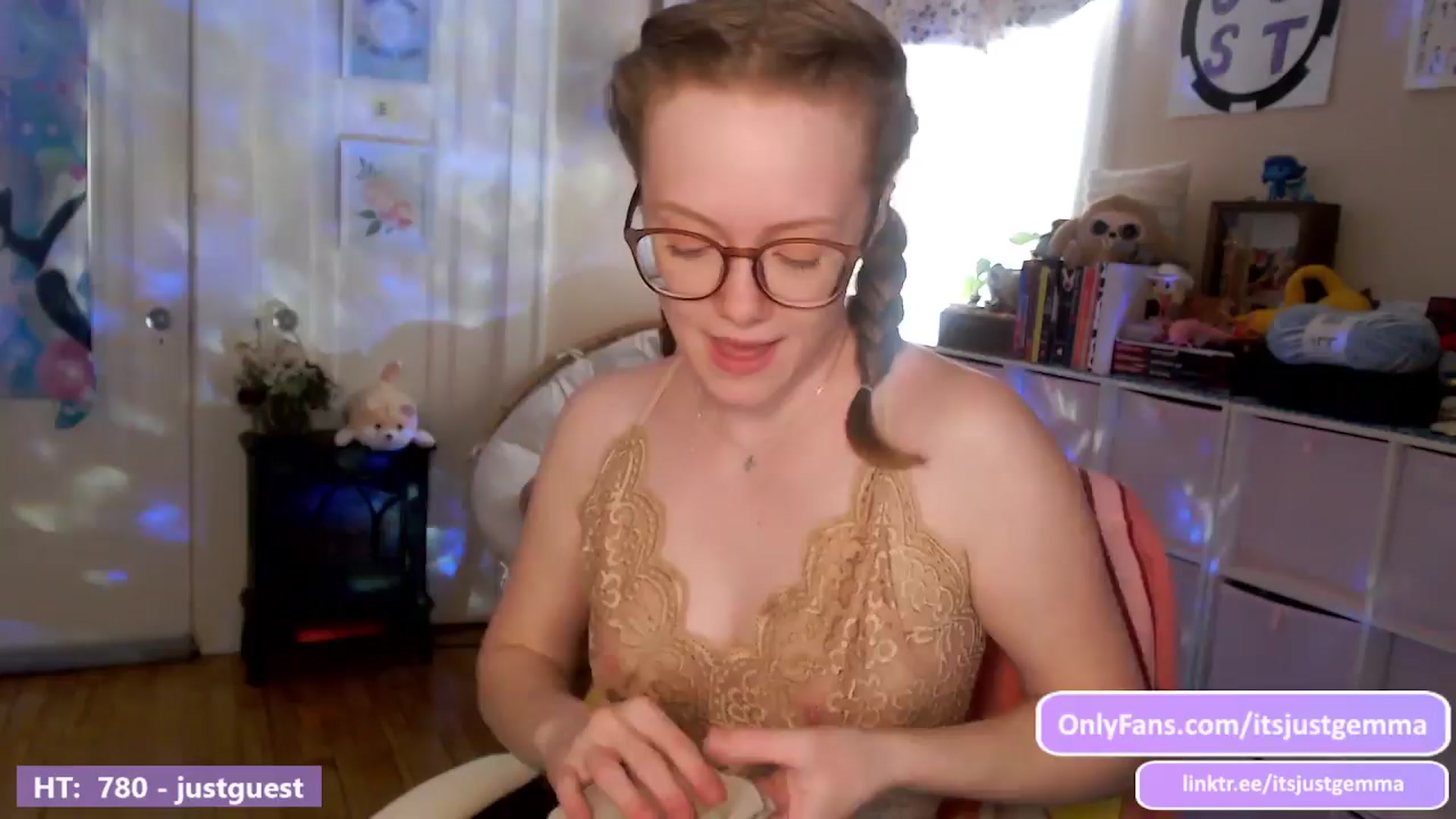 Gallery image thumbnail from JustGemma's myfreecams stream on, 04/03/2024, 17:03 image 8 of 20