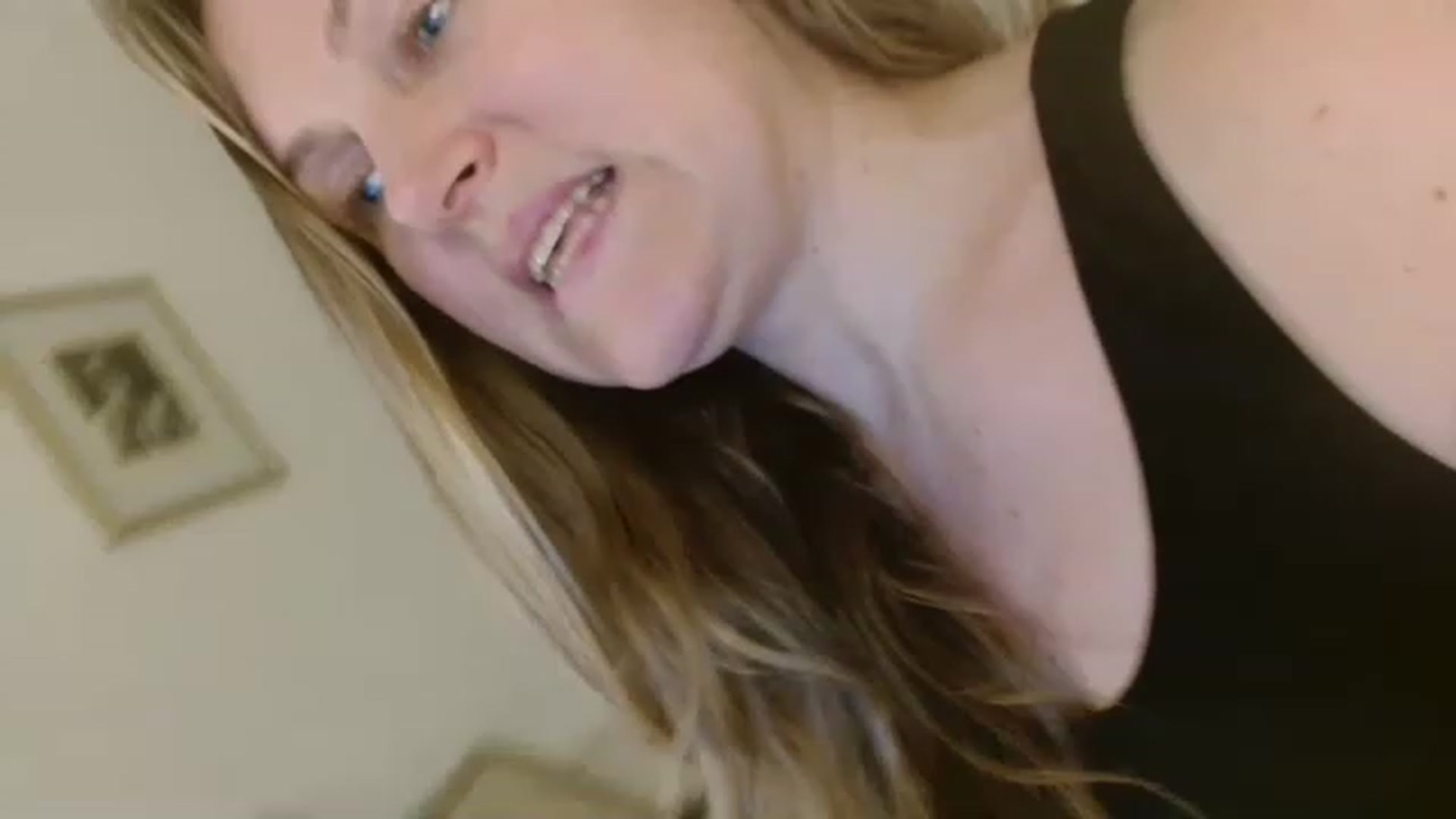 Gallery image thumbnail from JustLily's myfreecams stream on, 12/21/2022, 21:50 image 6 of 20