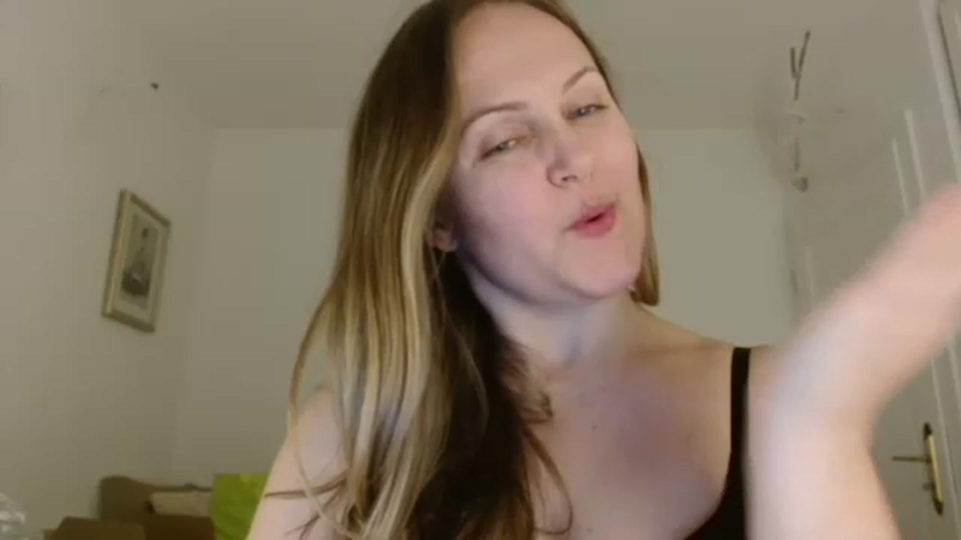 Gallery image thumbnail from JustLily's myfreecams stream on, 12/24/2022, 24:13 image 11 of 20