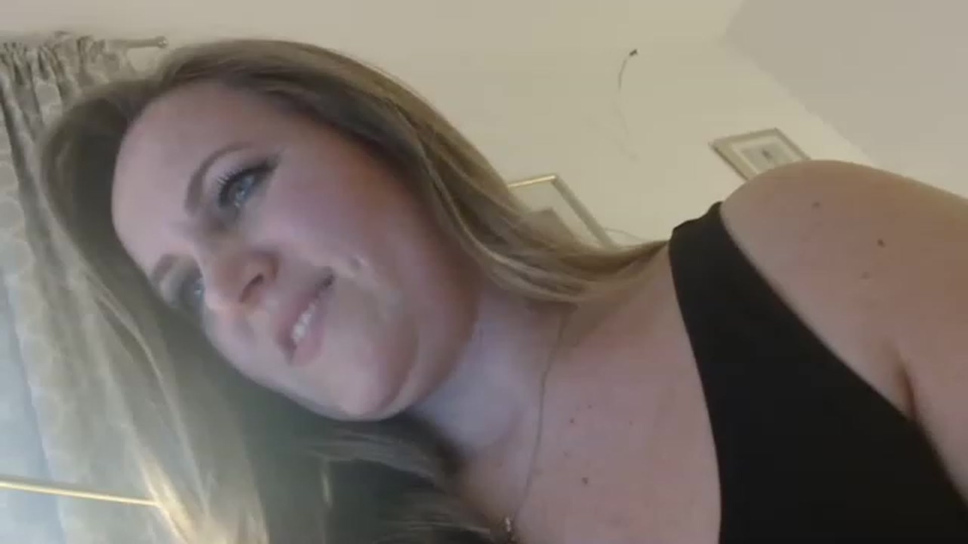 Gallery image thumbnail from JustLily's myfreecams stream on, 03/15/2023, 16:38 image 13 of 20