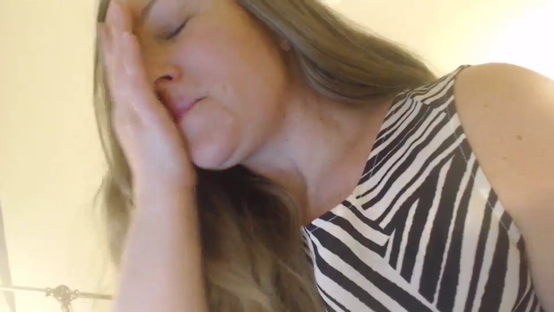 Gallery image thumbnail from JustLily's myfreecams stream on, 05/06/2024, 22:36 image 19 of 20