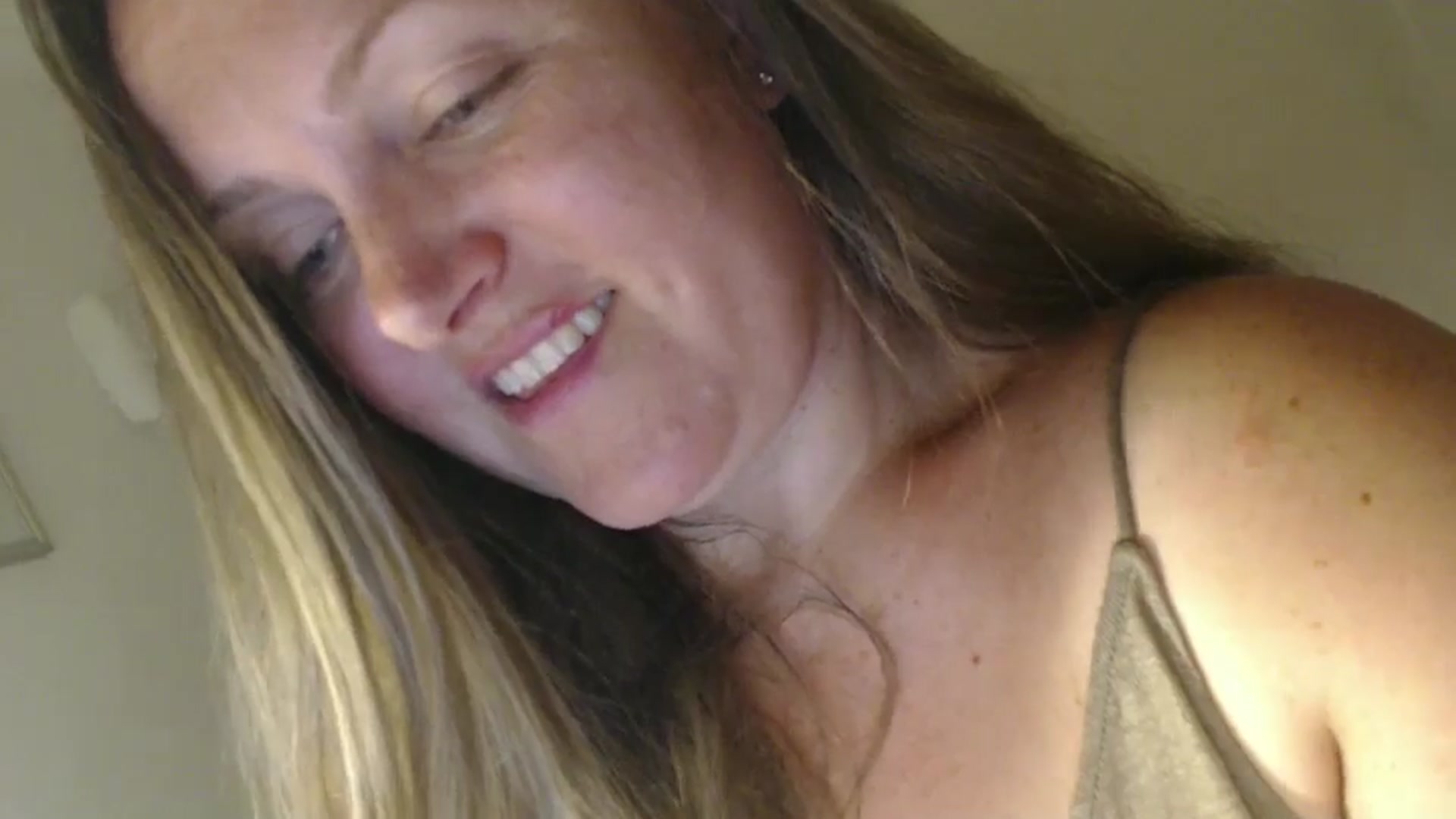 Gallery image thumbnail from JustLily's myfreecams stream on, 05/27/2024, 23:34 image 10 of 20