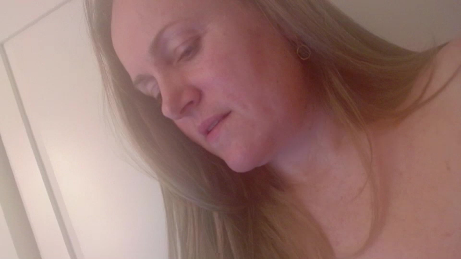 Gallery image thumbnail from JustLily's myfreecams stream on, 02/06/2025, 24:18 image 1 of 20