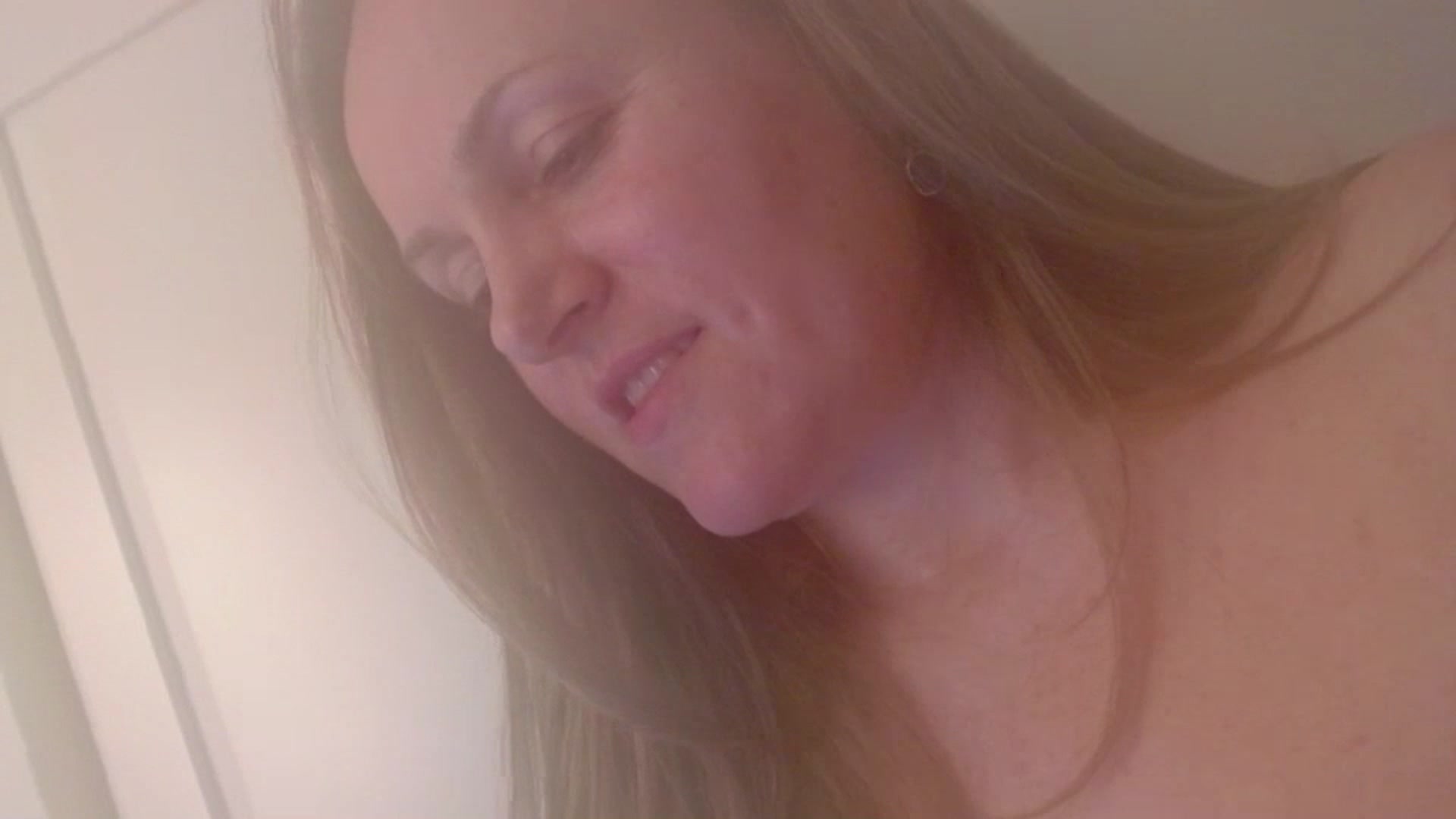 Gallery image thumbnail from JustLily's myfreecams stream on, 02/06/2025, 24:18 image 2 of 20