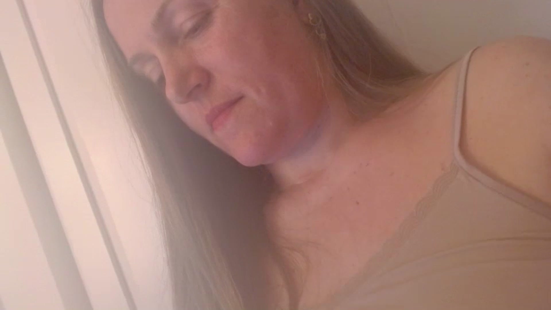 Gallery image thumbnail from JustLily's myfreecams stream on, 04/04/2025, 22:48 image 18 of 20