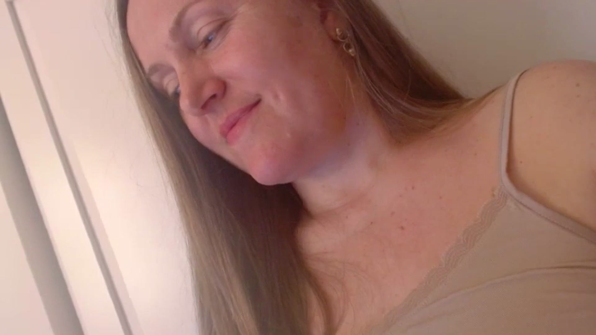 Gallery image thumbnail from JustLily's myfreecams stream on, 04/04/2025, 22:48 image 16 of 20