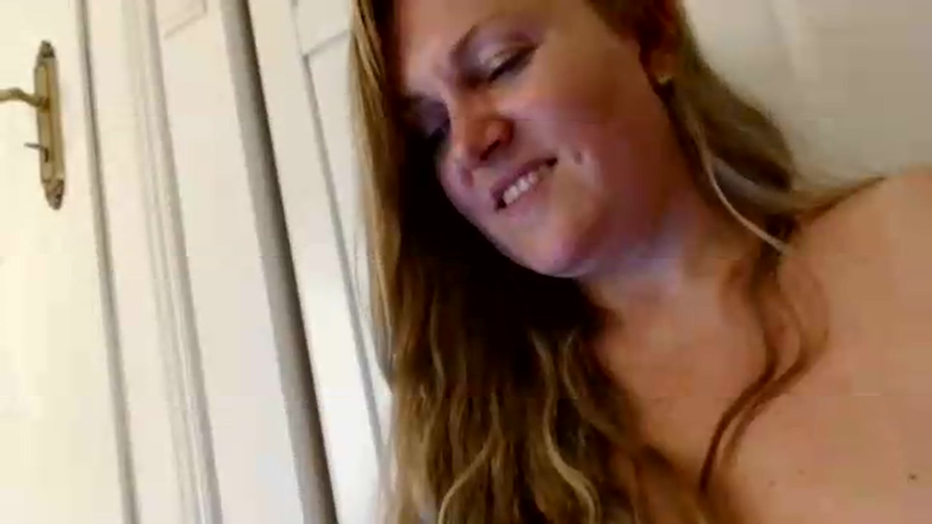 Gallery image thumbnail from JustLily's myfreecams stream on, 09/04/2026, 19:15 image 16 of 20