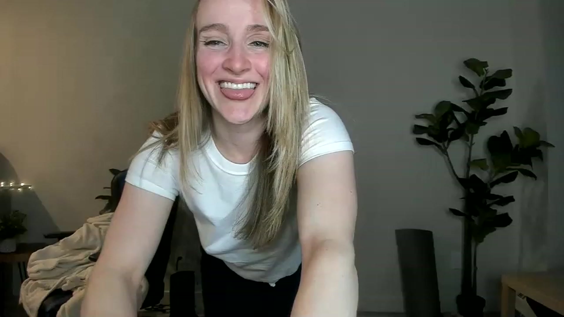 Gallery image thumbnail from JustNatalie's myfreecams stream on, 02/03/2023, 01:27 image 4 of 20