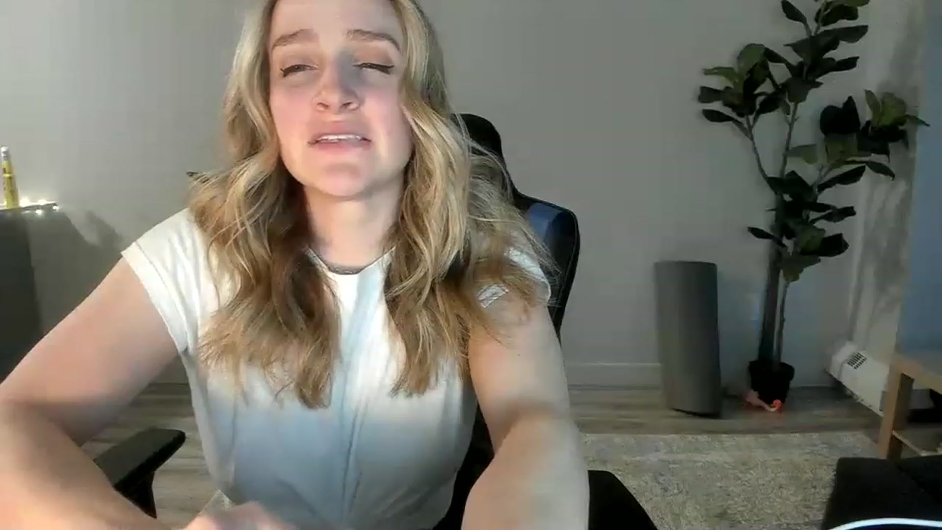 Gallery image thumbnail from JustNatalie's myfreecams stream on, 02/08/2023, 24:49 image 4 of 20