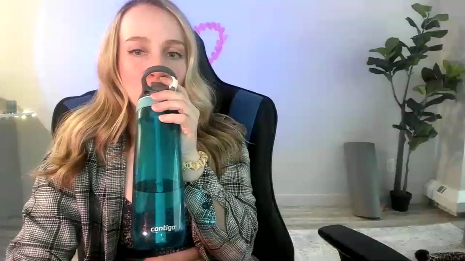 Gallery image thumbnail from JustNatalie's myfreecams stream on, 02/22/2023, 23:34 image 14 of 20