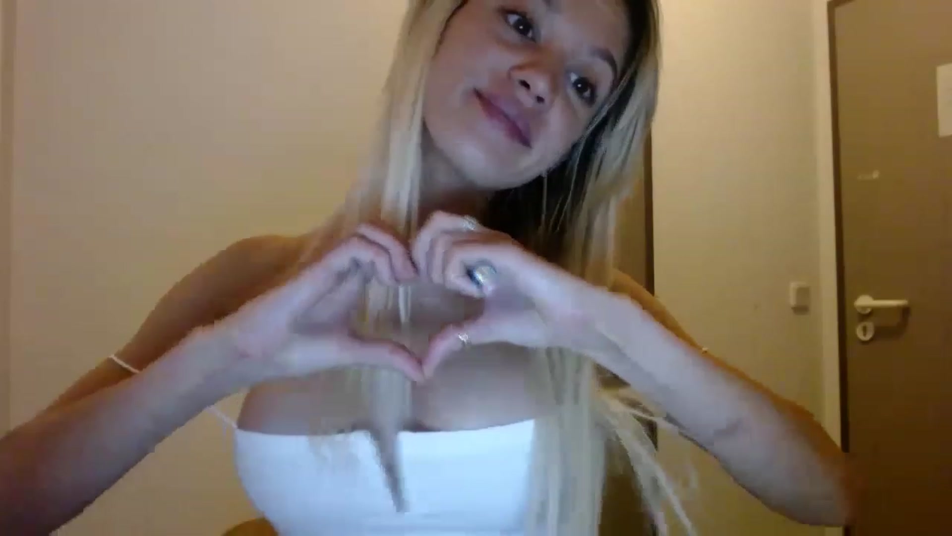 Gallery image thumbnail from JustPrinsess's myfreecams stream on, 05/28/2023, 20:27 image 5 of 20