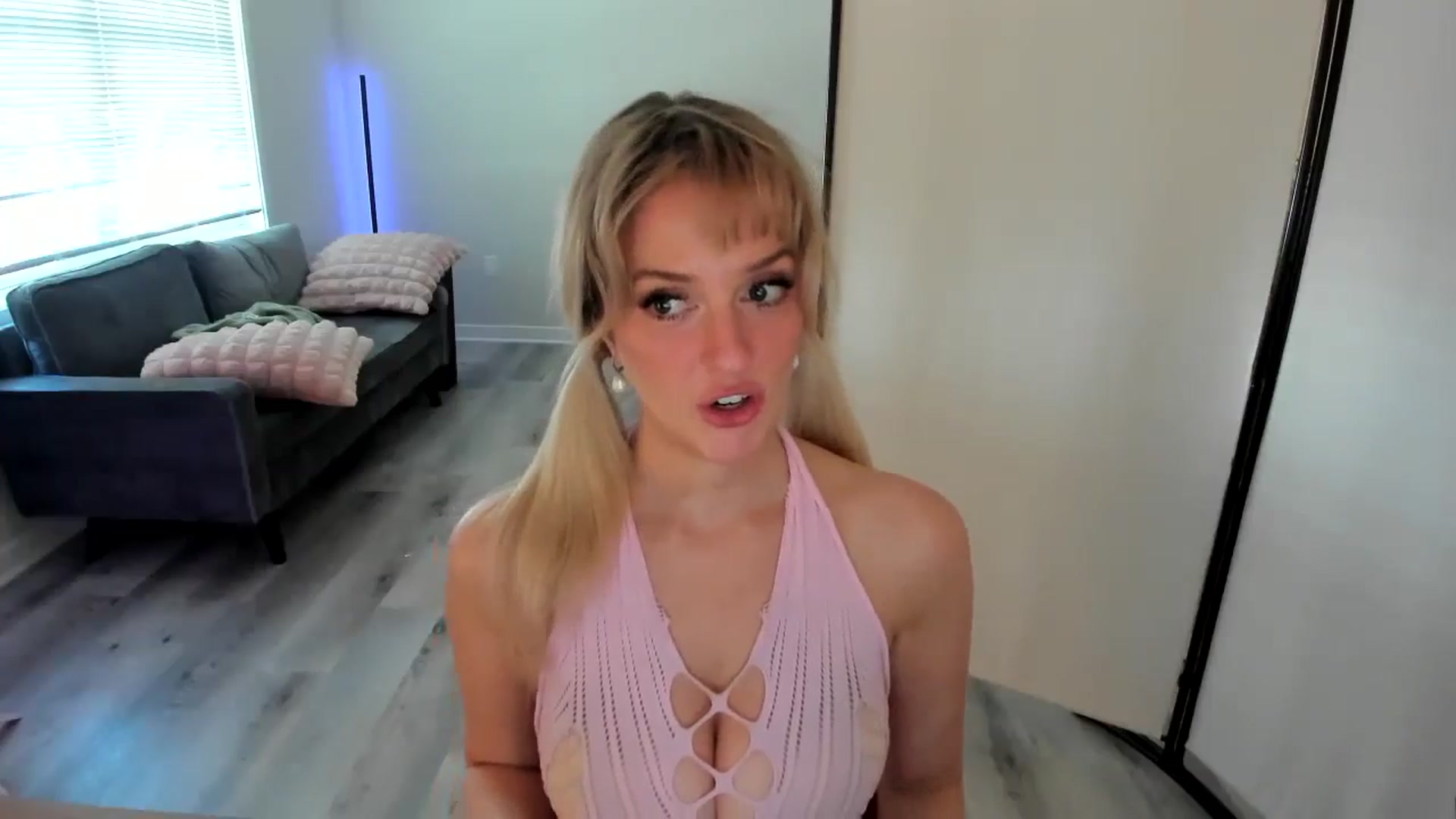 Gallery image thumbnail from JustSitsThere's myfreecams stream on, 09/08/2024, 16:37 image 7 of 20