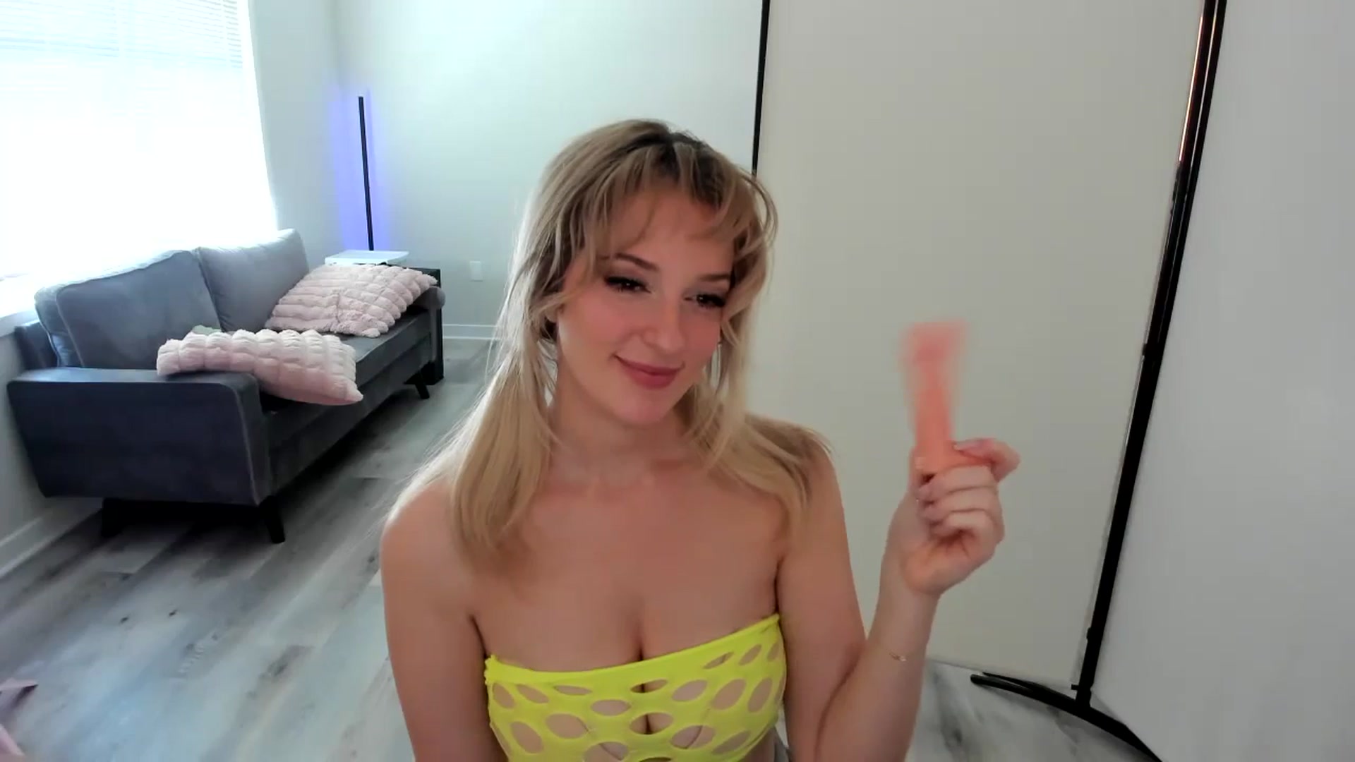 Gallery image thumbnail from JustSitsThere's myfreecams stream on, 09/10/2024, 18:49 image 15 of 20