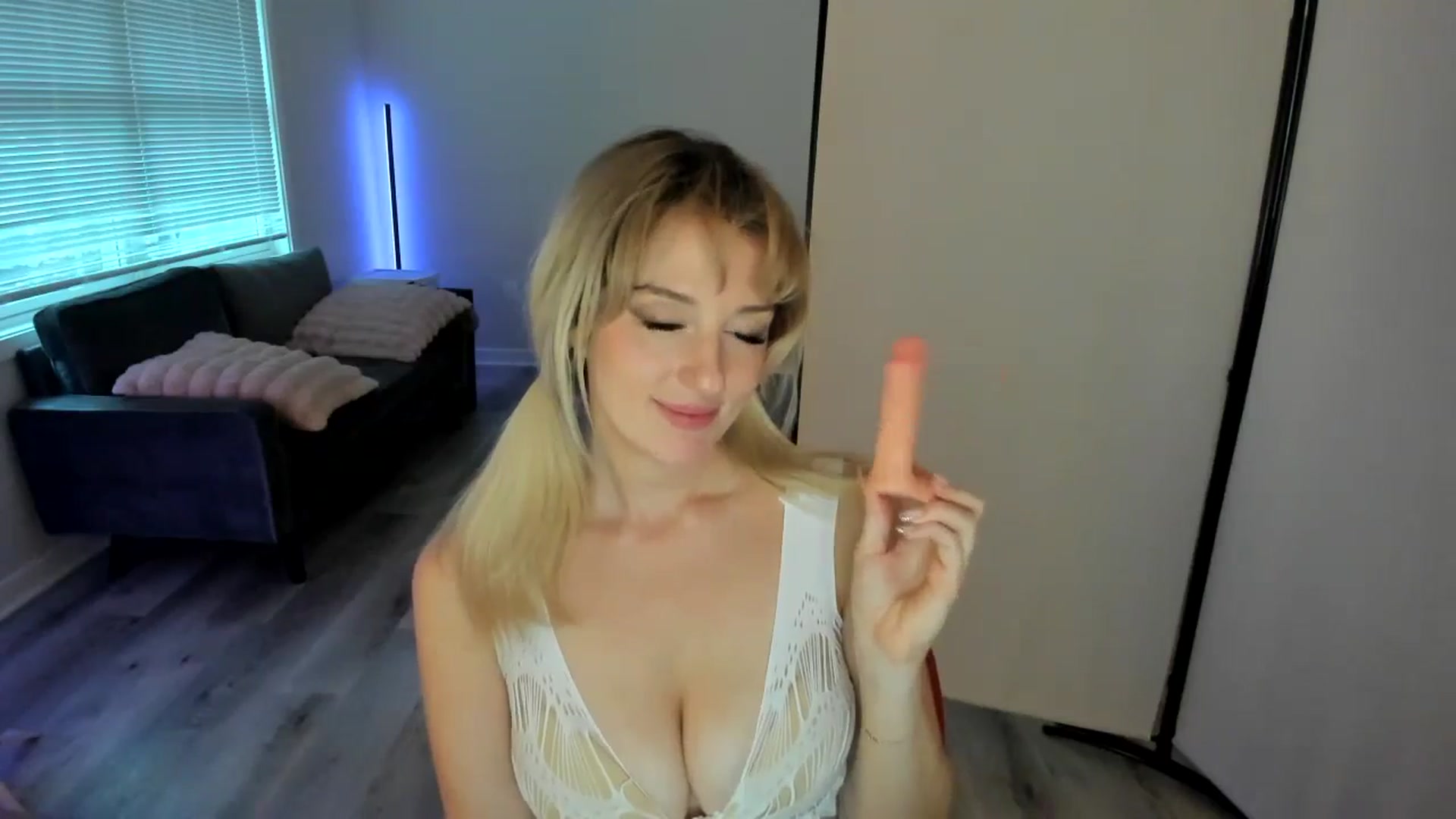 Gallery image thumbnail from JustSitsThere's myfreecams stream on, 09/11/2024, 23:00 image 7 of 20