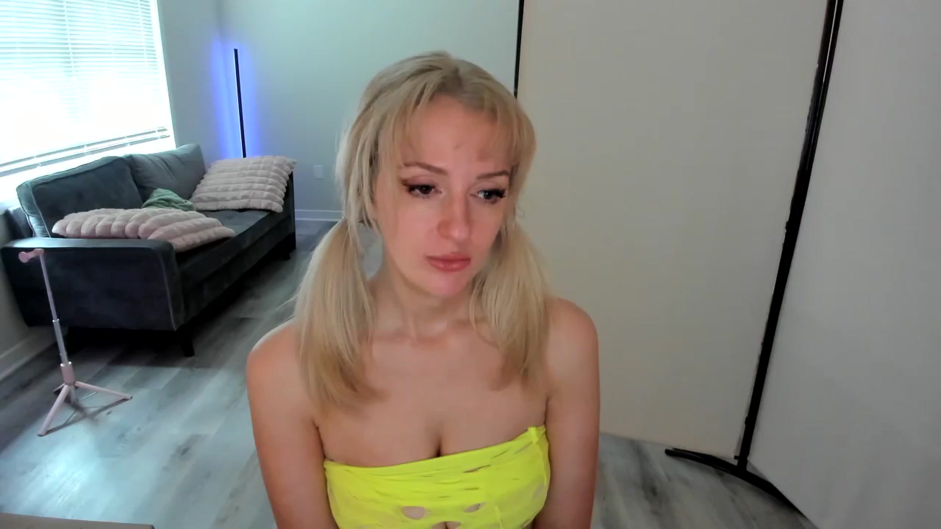 Gallery image thumbnail from JustSitsThere's myfreecams stream on, 09/23/2024, 18:27 image 15 of 20