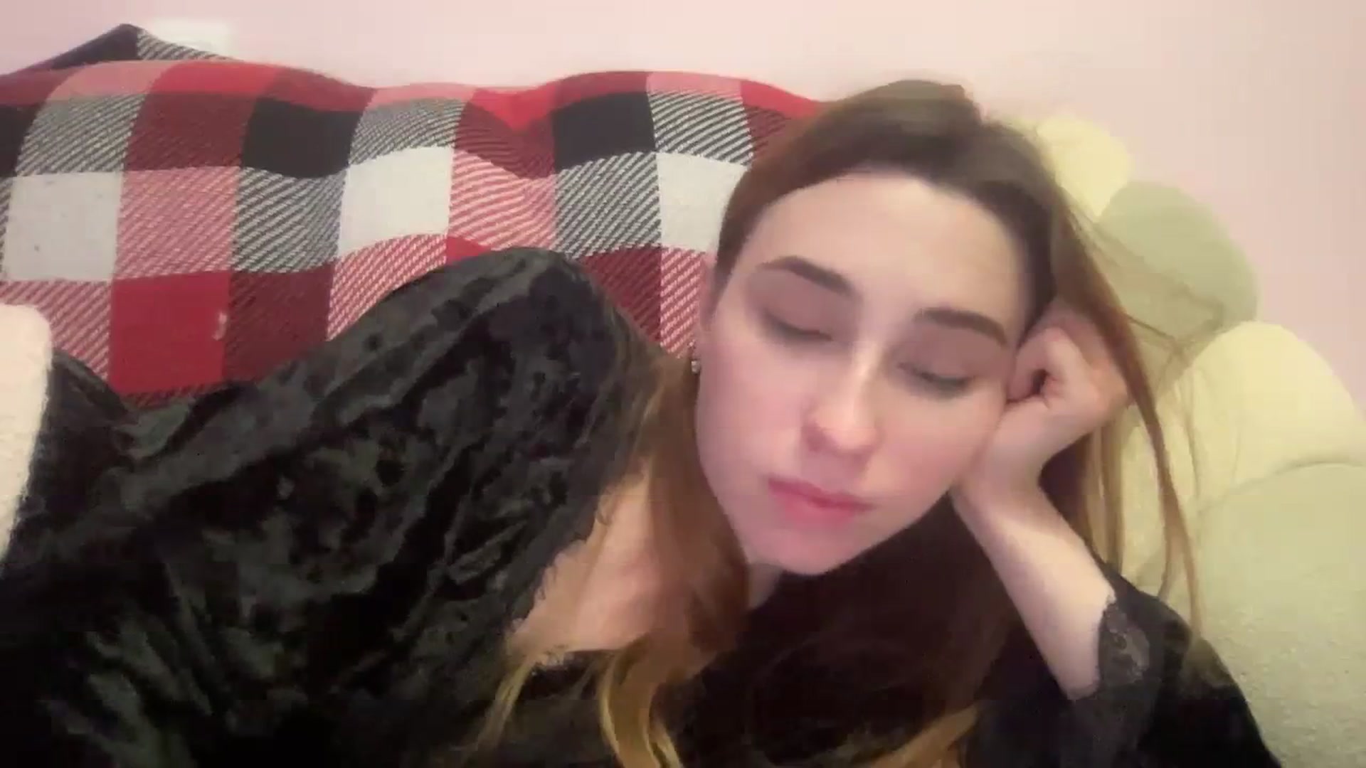 Gallery image thumbnail from Just_I's myfreecams stream on, 12/19/2023, 02:54 image 18 of 20
