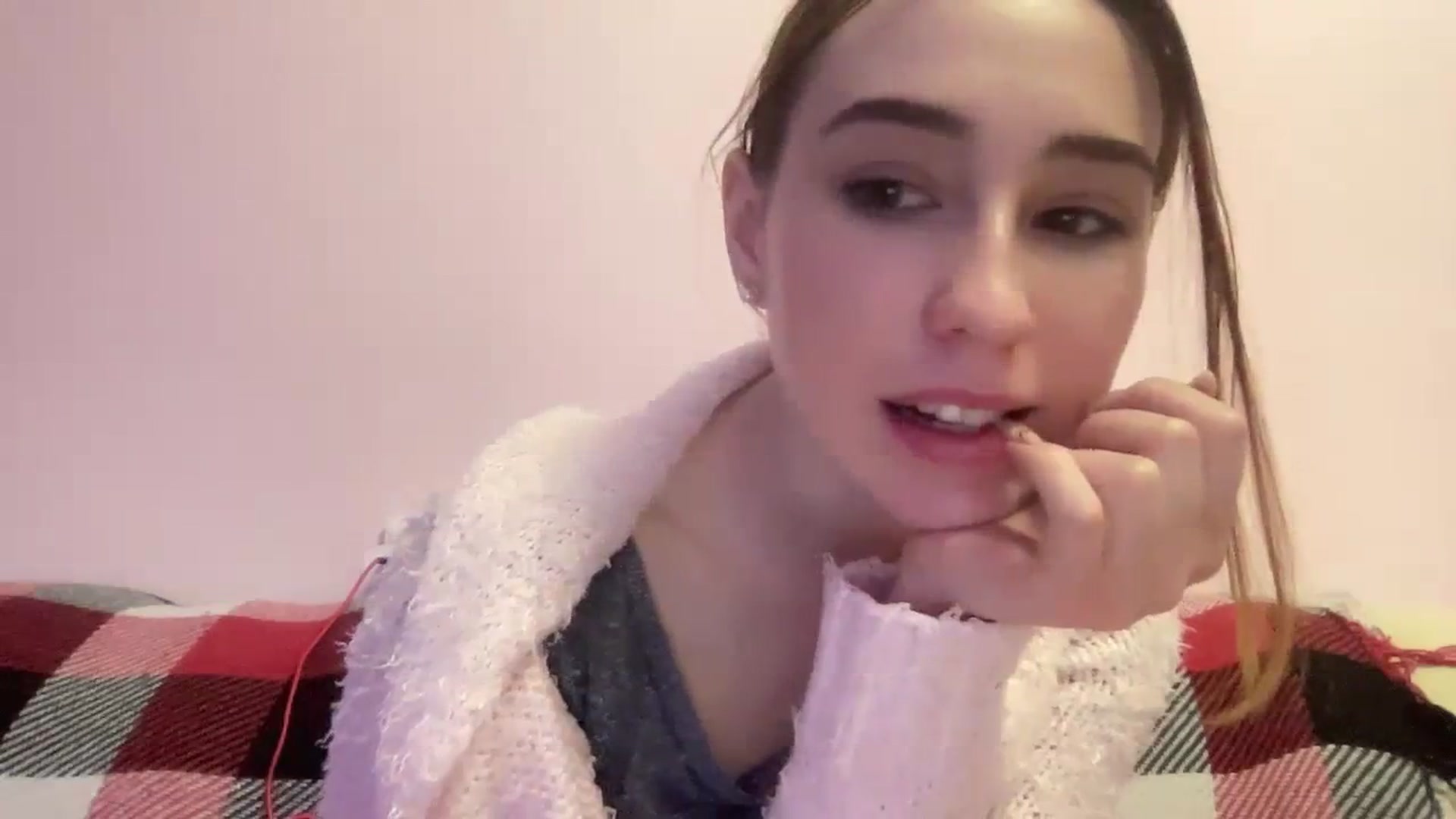 Gallery image thumbnail from Just_I's myfreecams stream on, 12/26/2023, 21:33 image 7 of 20