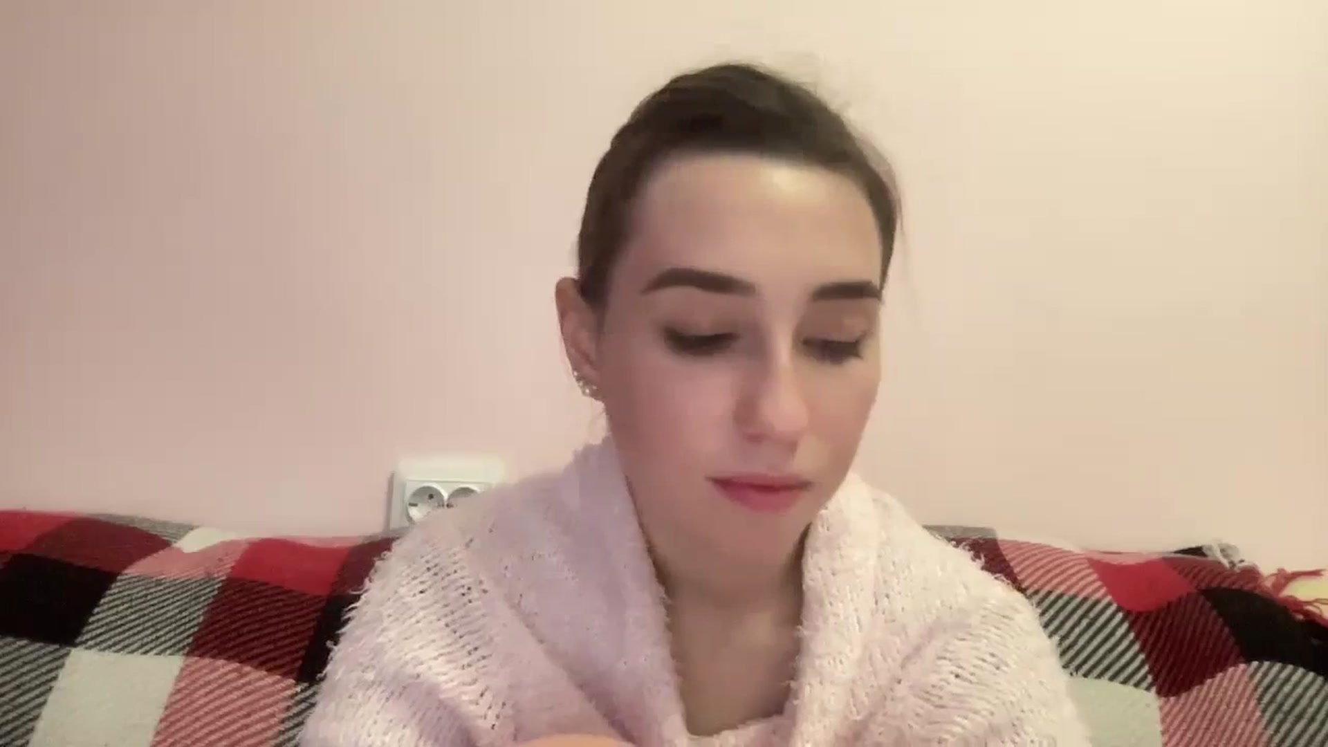 Gallery image thumbnail from Just_I's myfreecams stream on, 12/28/2023, 20:29 image 14 of 20