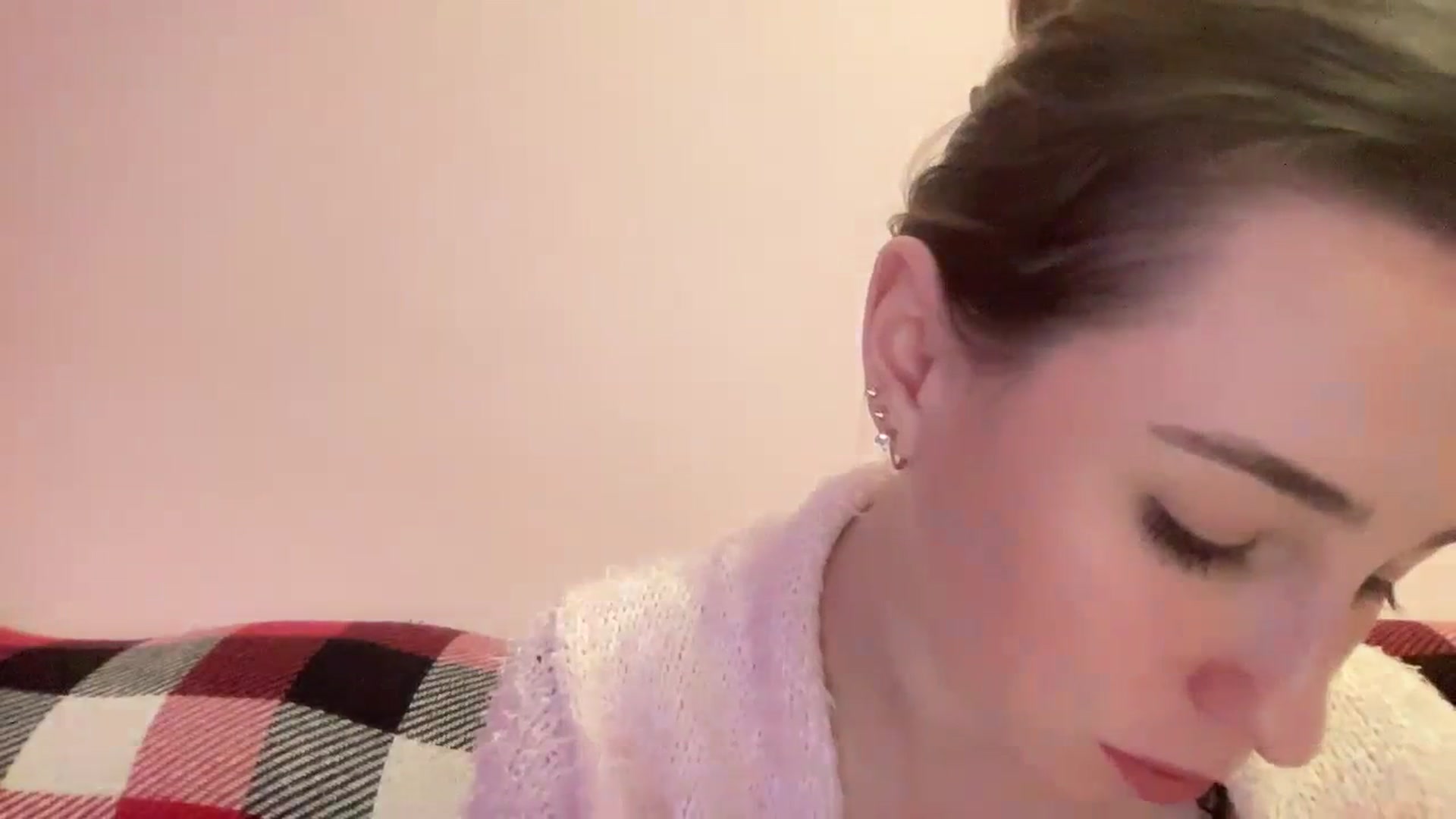 Gallery image thumbnail from Just_I's myfreecams stream on, 01/03/2024, 21:41 image 14 of 20