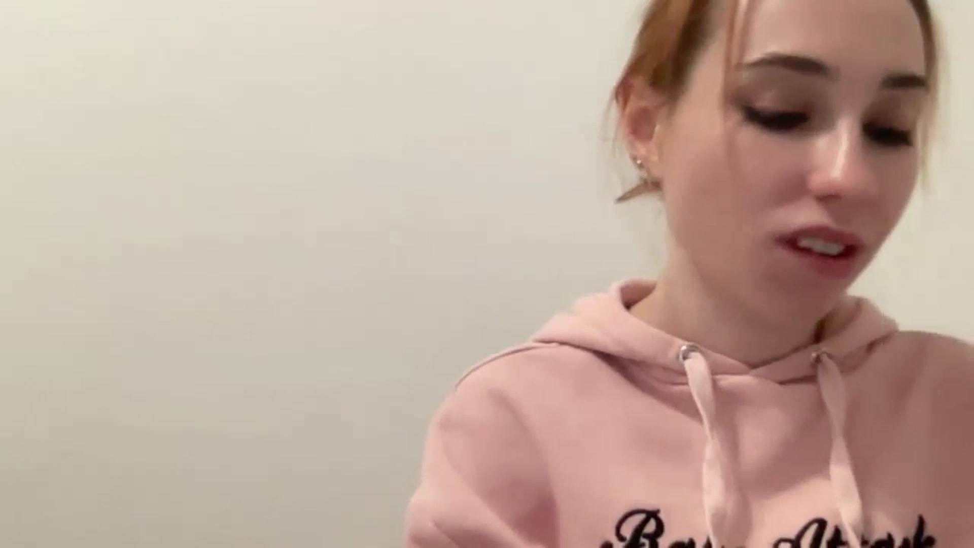 Gallery image thumbnail from Just_I's myfreecams stream on, 12/17/2024, 22:24 image 17 of 20