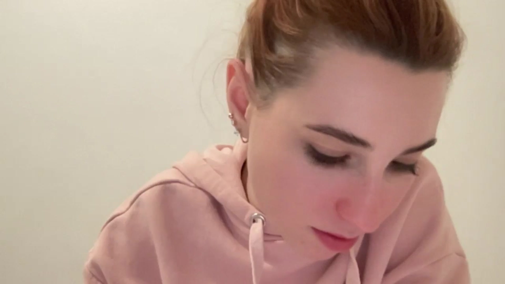 Gallery image thumbnail from Just_I's myfreecams stream on, 12/18/2024, 21:59 image 16 of 20