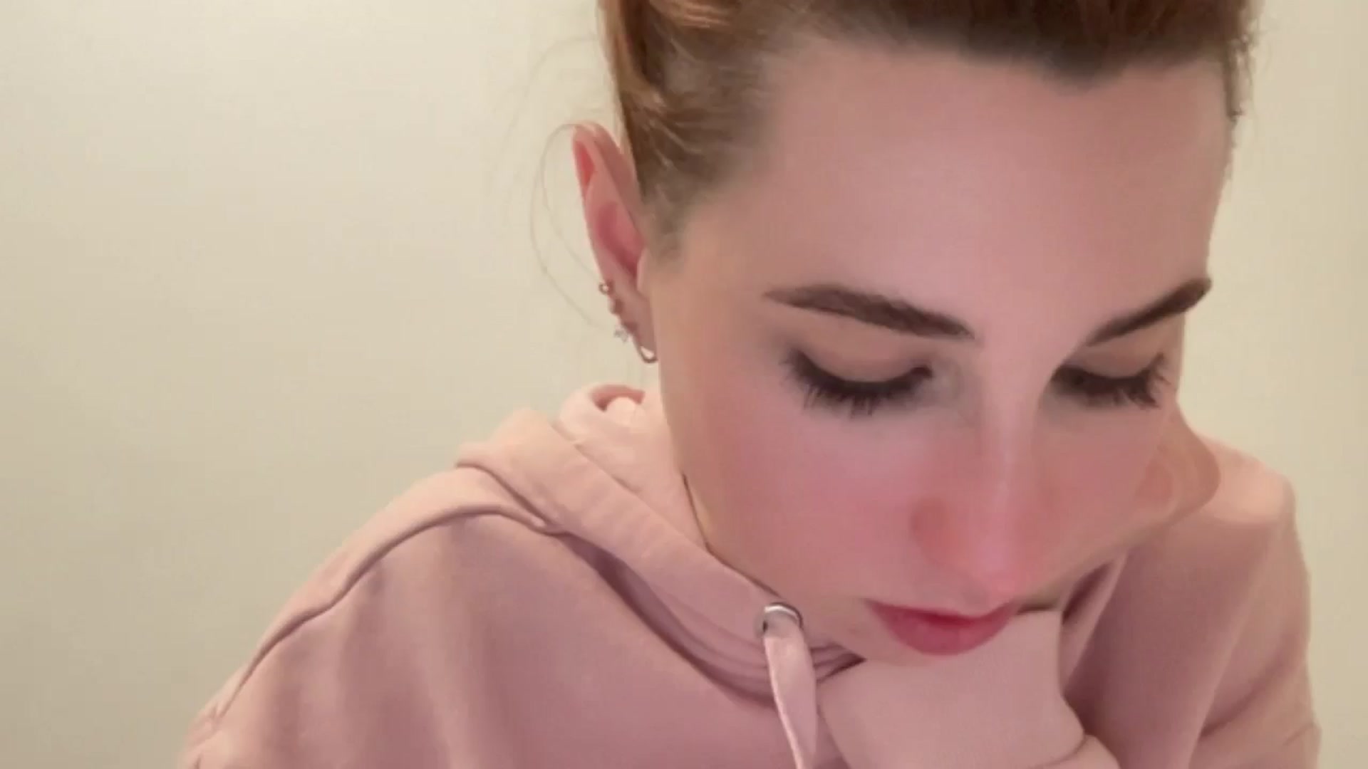 Gallery image thumbnail from Just_I's myfreecams stream on, 12/18/2024, 21:59 image 4 of 20