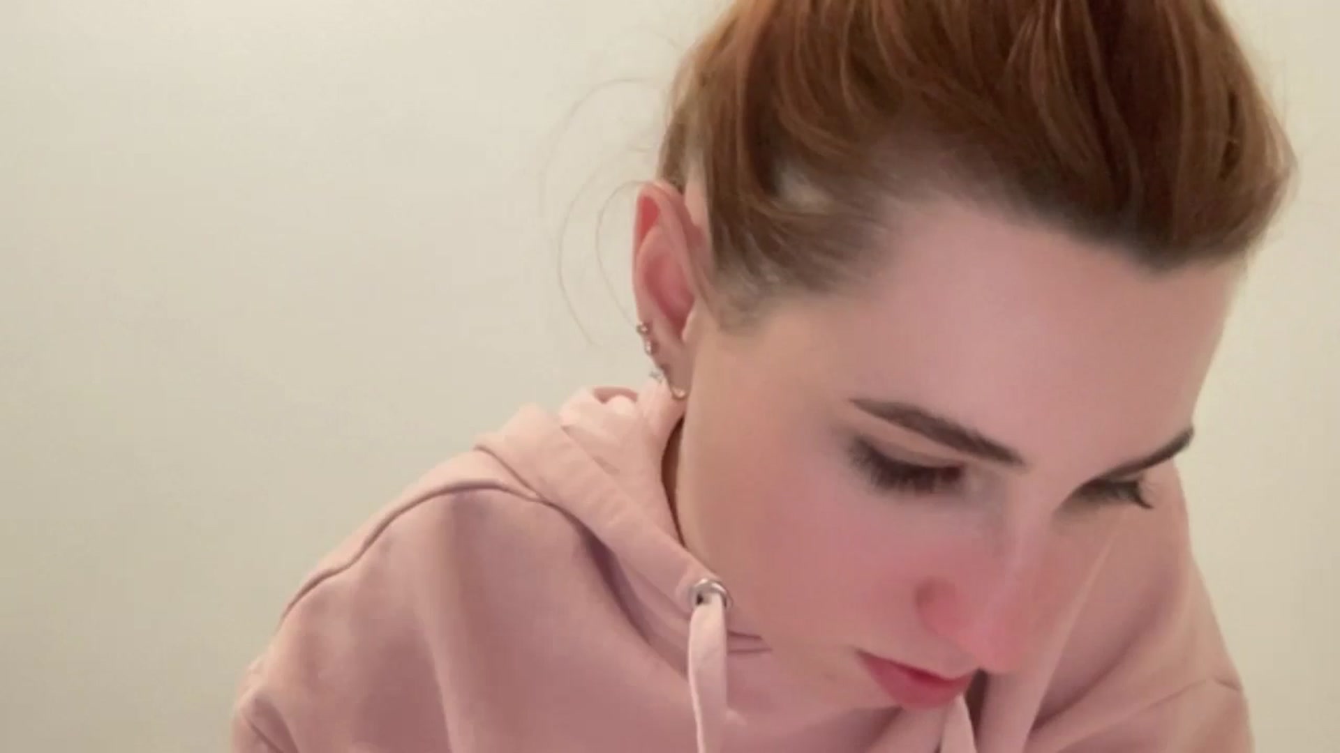 Gallery image thumbnail from Just_I's myfreecams stream on, 12/18/2024, 21:59 image 17 of 20