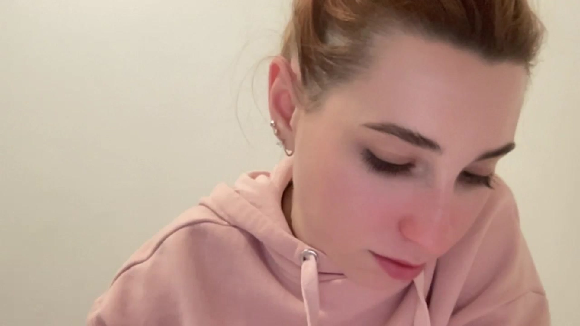 Gallery image thumbnail from Just_I's myfreecams stream on, 12/18/2024, 21:59 image 18 of 20