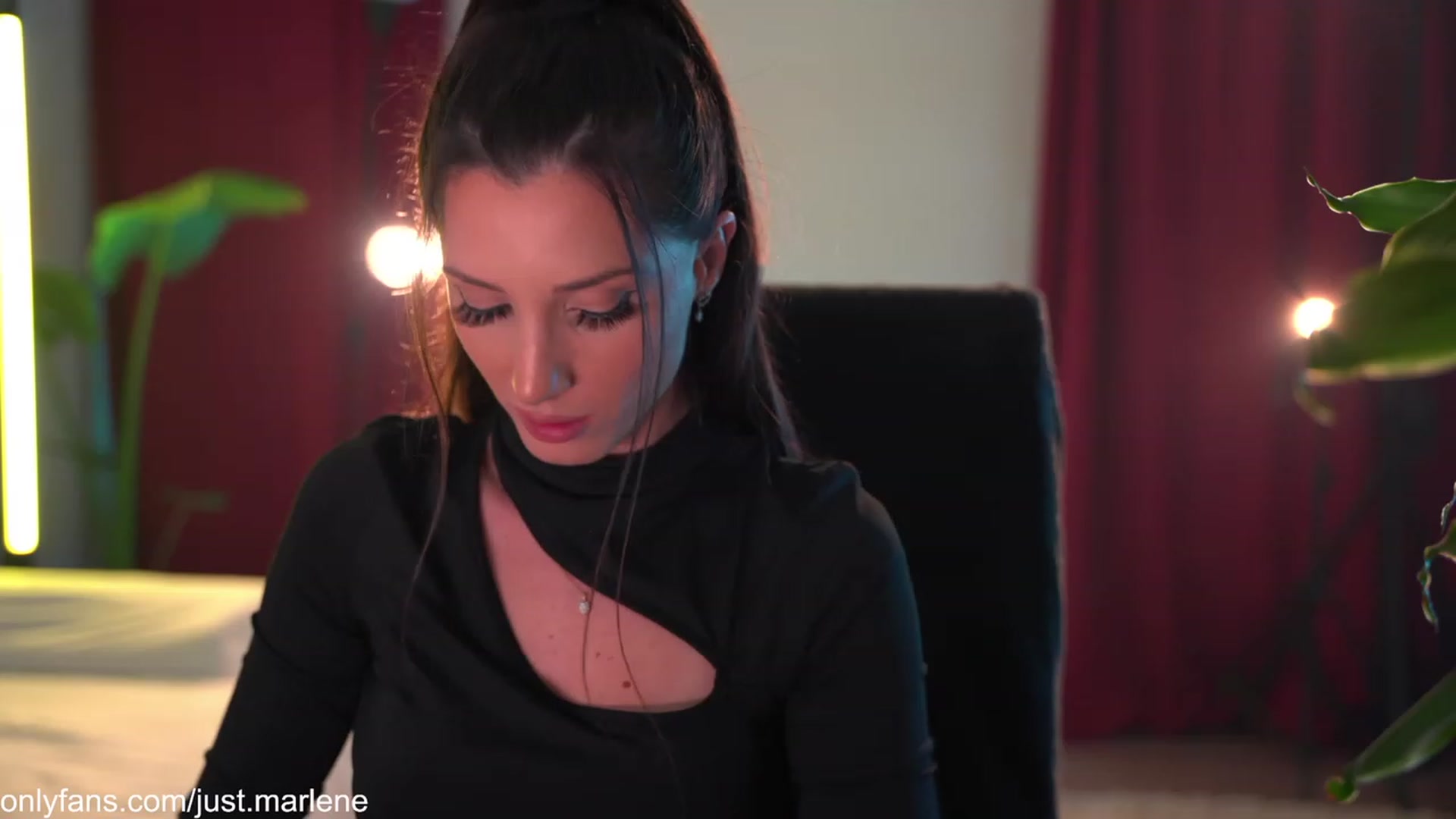 Gallery image thumbnail from Just_Marlene's myfreecams stream on, 12/10/2022, 02:36 image 10 of 20