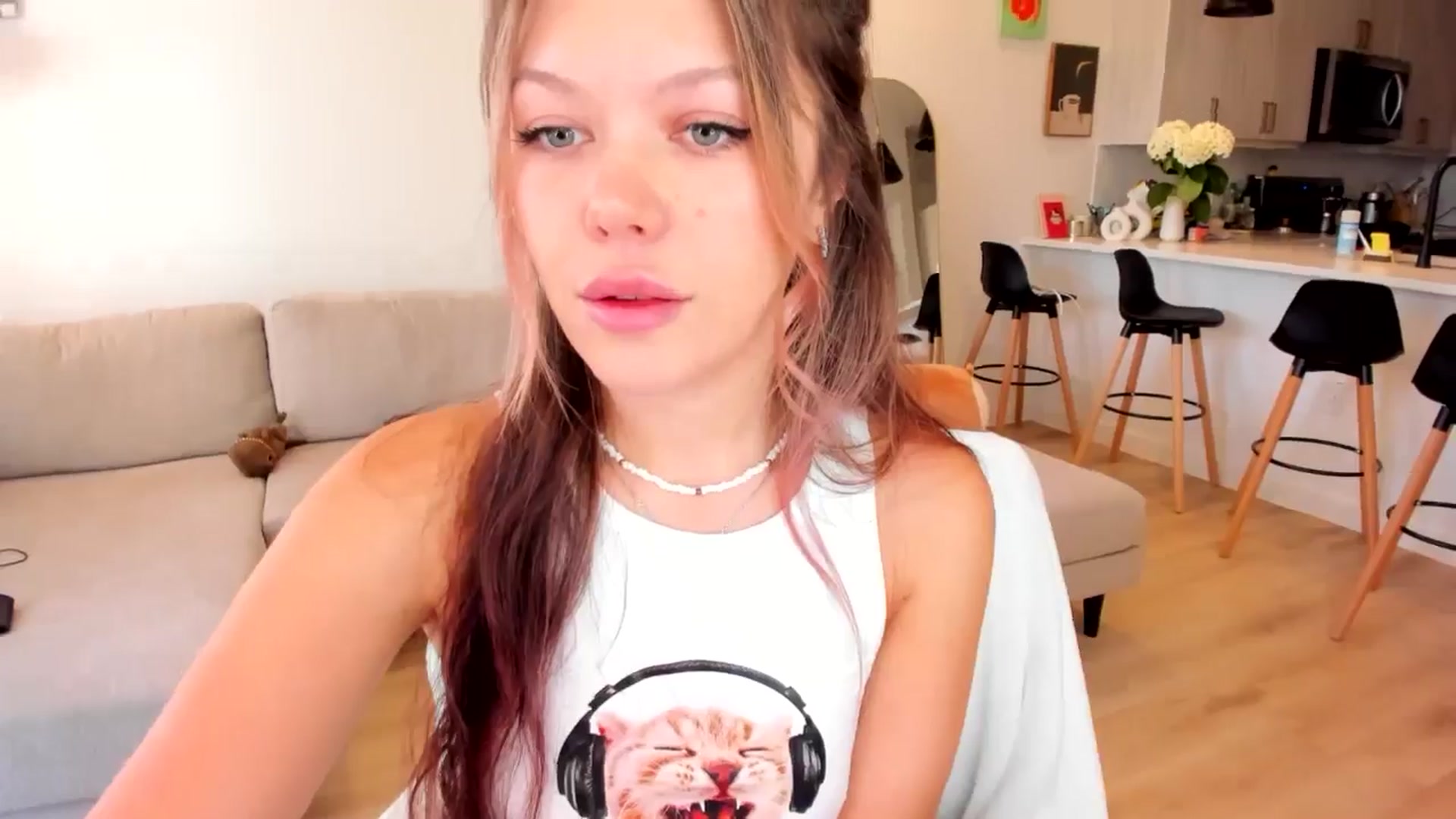 Gallery image thumbnail from Just_Vi's myfreecams stream on, 04/10/2025, 24:01 image 9 of 20