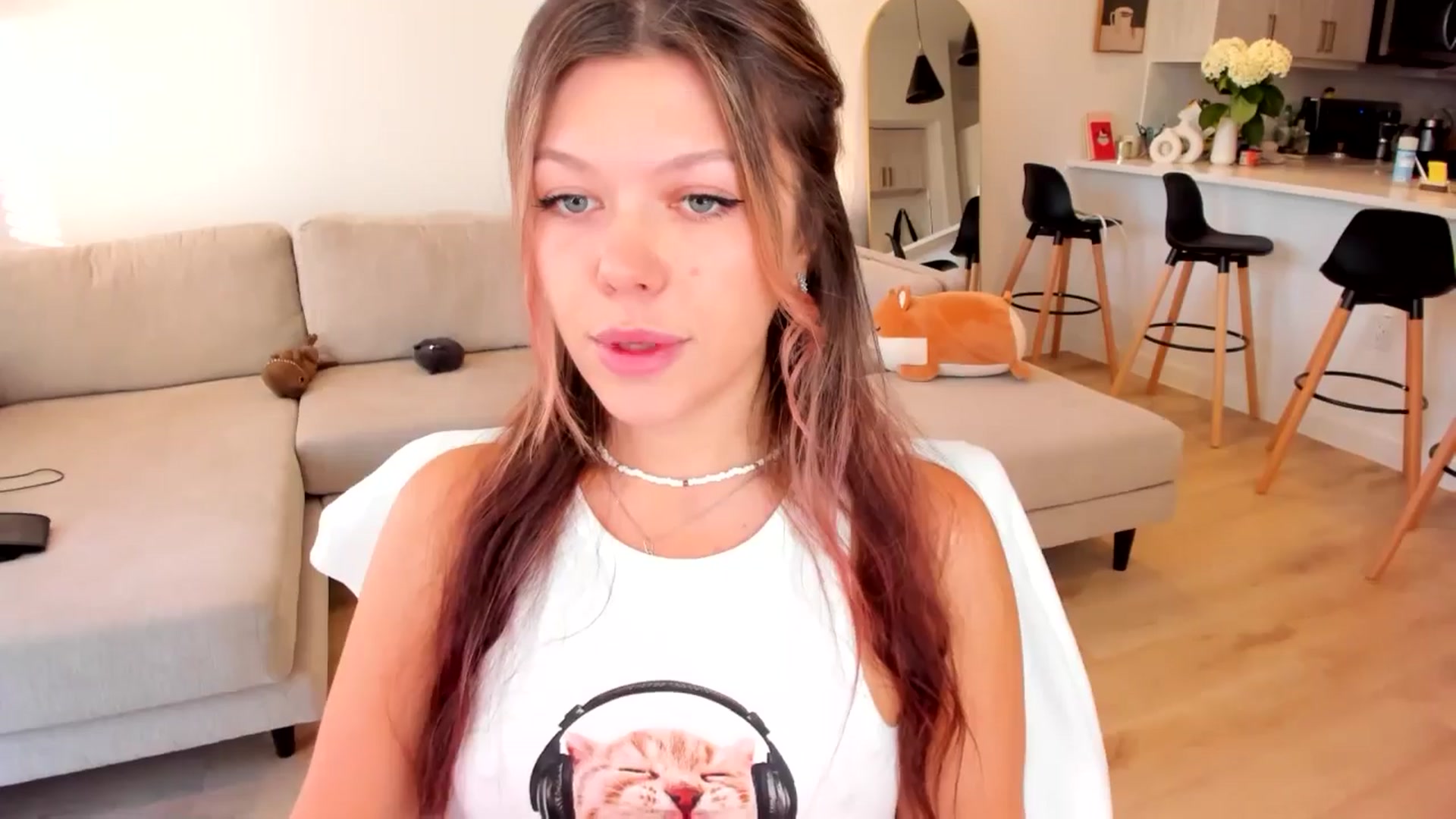 Gallery image thumbnail from Just_Vi's myfreecams stream on, 04/10/2025, 24:01 image 17 of 20
