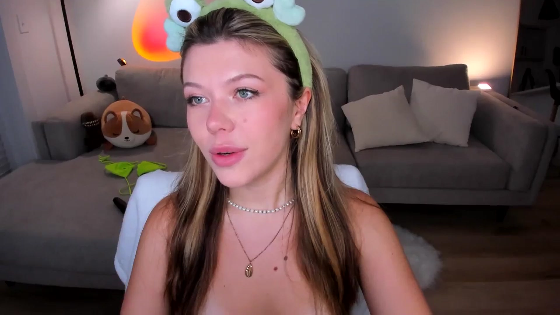 Gallery image thumbnail from Just_Vi's myfreecams stream on, 04/25/2025, 03:45 image 17 of 20