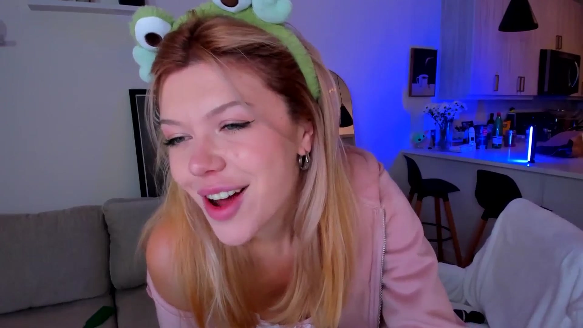 Gallery image thumbnail from Just_Vi's myfreecams stream on, 07/17/2025, 05:31 image 7 of 20