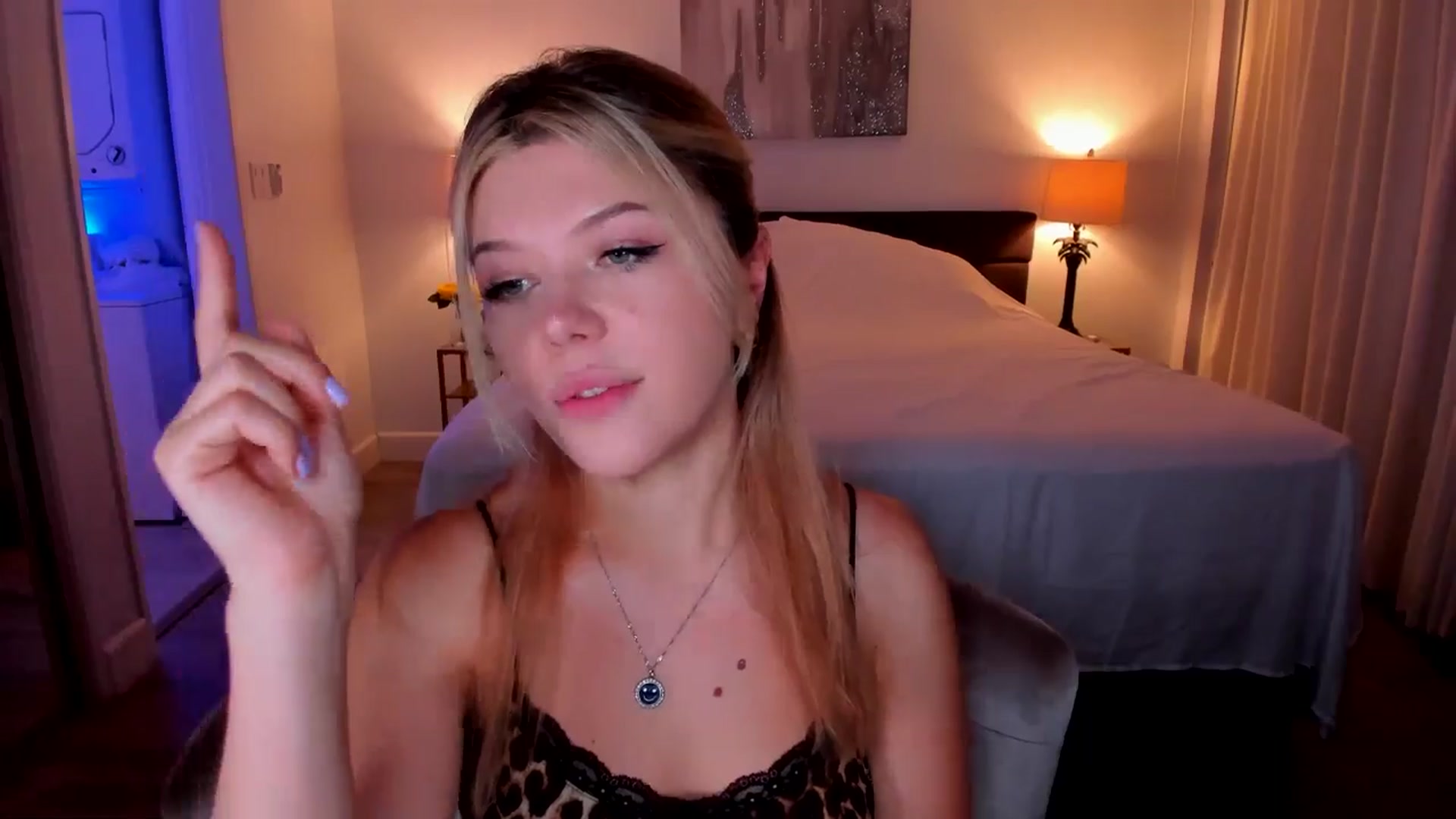 Gallery image thumbnail from Just_Vi's myfreecams stream on, 09/23/2025, 06:01 image 17 of 20