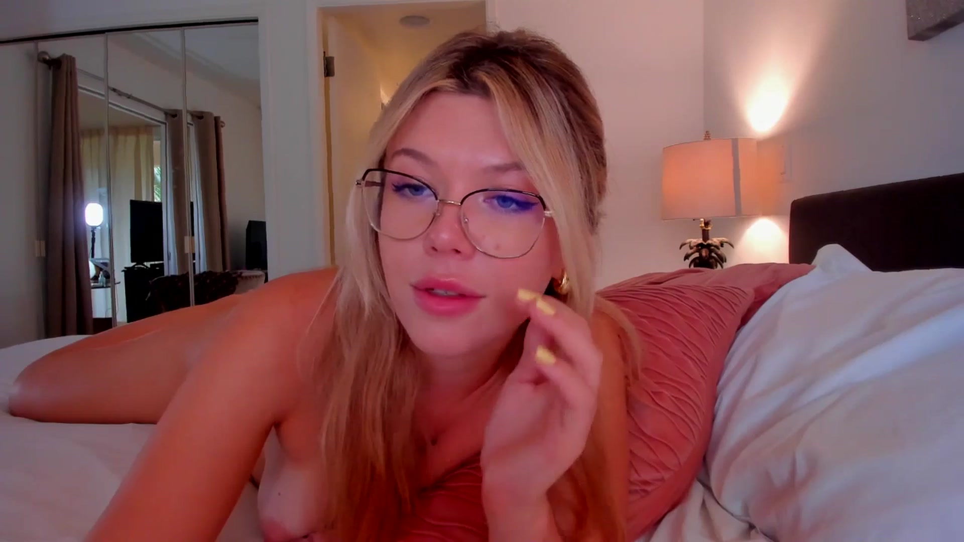 Gallery image thumbnail from Just_Vi's myfreecams stream on, 10/07/2025, 07:14 image 4 of 20