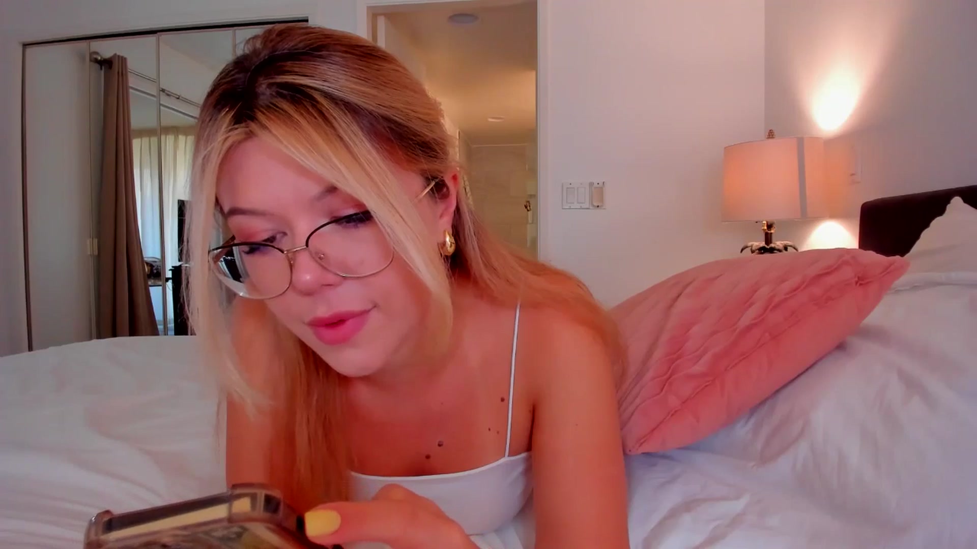 Gallery image thumbnail from Just_Vi's myfreecams stream on, 10/09/2025, 01:10 image 10 of 20