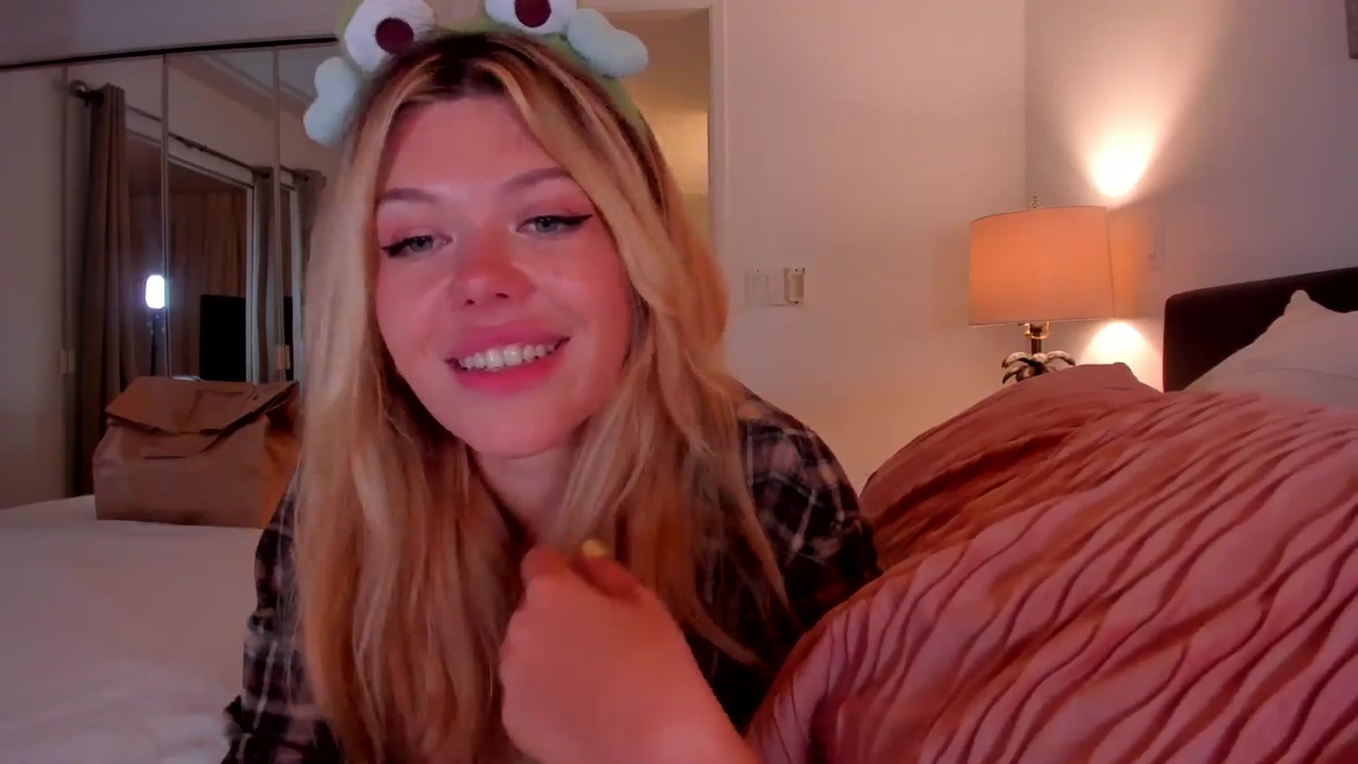 Gallery image thumbnail from Just_Vi's myfreecams stream on, 10/11/2025, 06:35 image 20 of 20