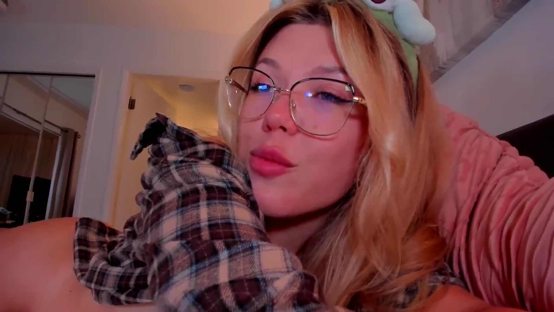 Gallery image thumbnail from Just_Vi's myfreecams stream on, 10/11/2025, 08:19 image 6 of 20