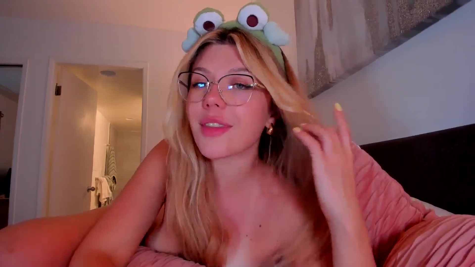 Gallery image thumbnail from Just_Vi's myfreecams stream on, 10/11/2025, 08:19 image 17 of 20