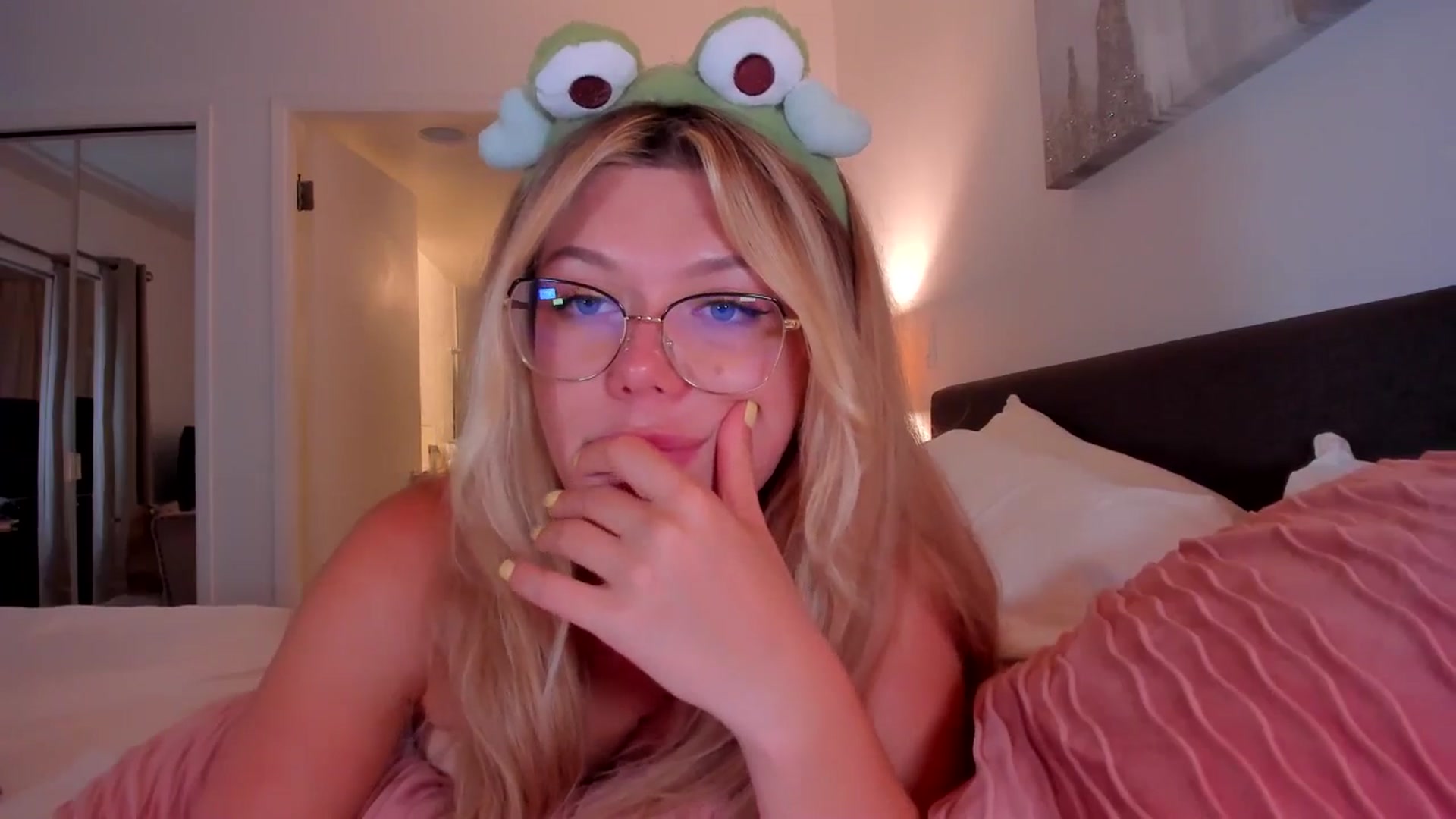 Gallery image thumbnail from Just_Vi's myfreecams stream on, 10/11/2025, 08:19 image 19 of 20