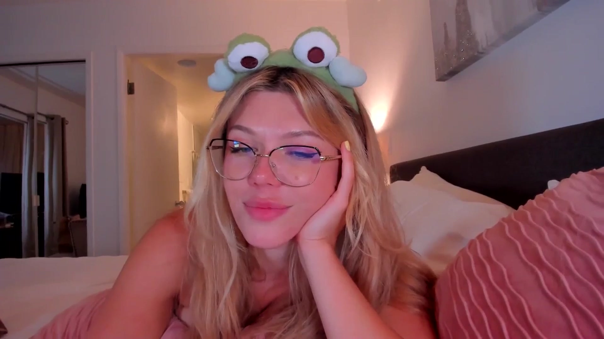 Gallery image thumbnail from Just_Vi's myfreecams stream on, 10/11/2025, 08:19 image 20 of 20