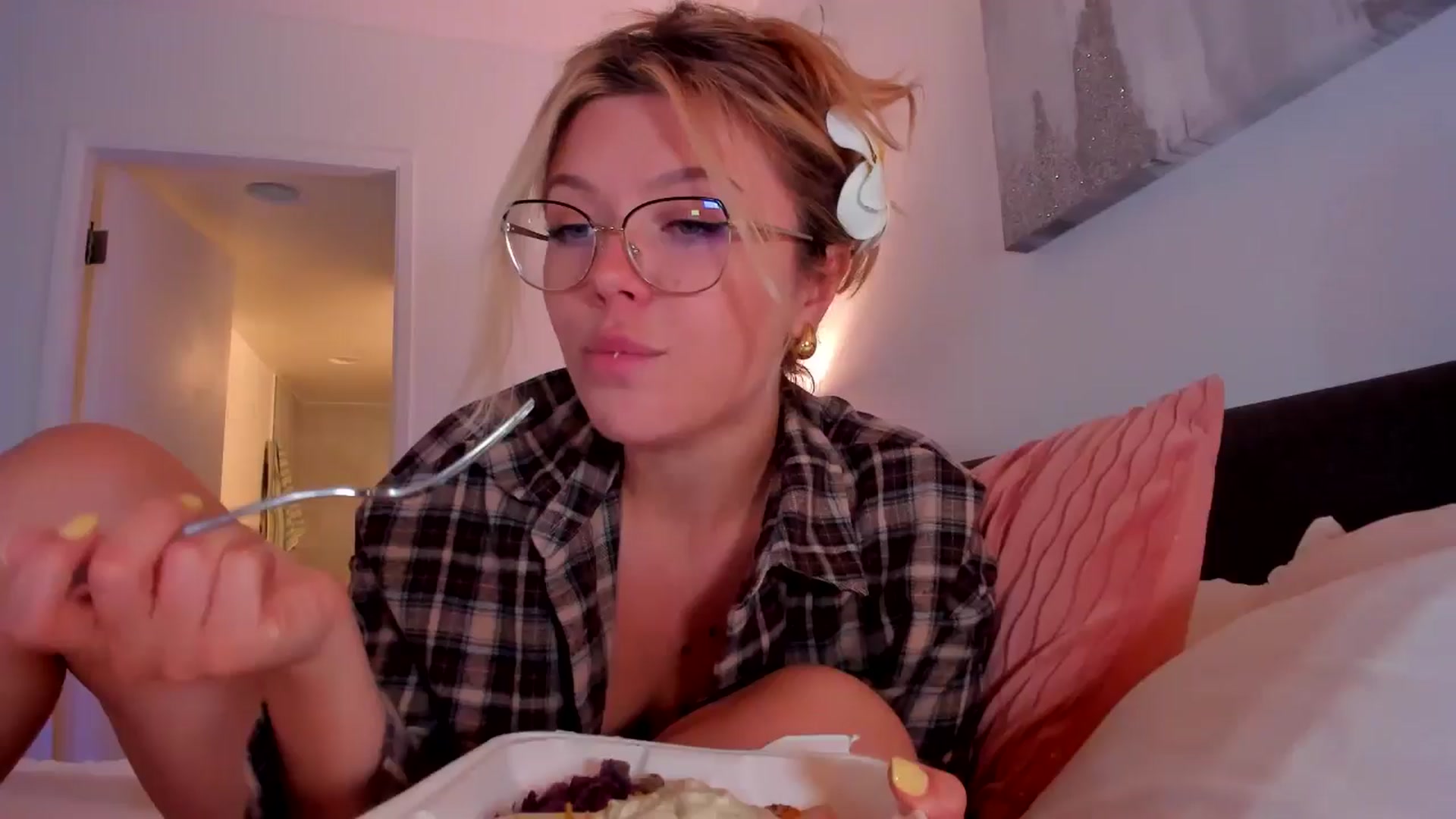 Gallery image thumbnail from Just_Vi's myfreecams stream on, 10/12/2025, 07:41 image 18 of 20