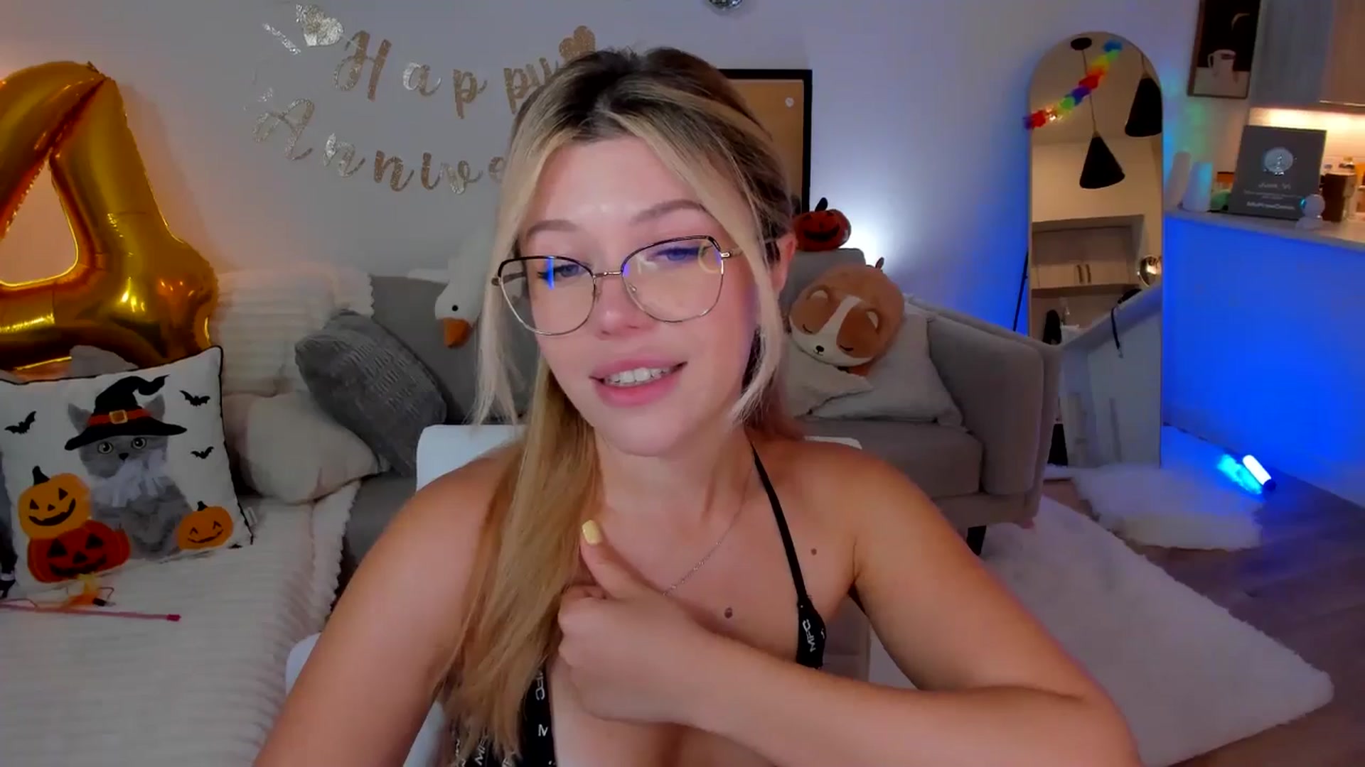 Gallery image thumbnail from Just_Vi's myfreecams stream on, 10/17/2025, 06:03 image 11 of 20