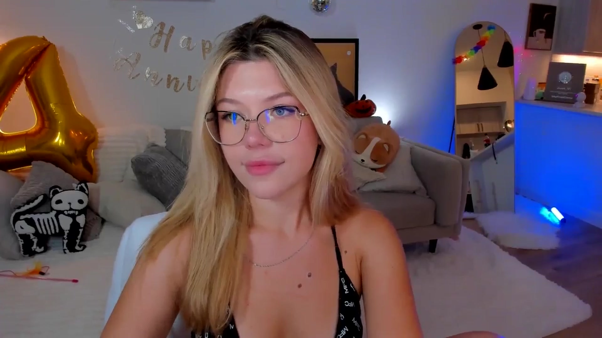Gallery image thumbnail from Just_Vi's myfreecams stream on, 10/17/2025, 06:03 image 6 of 20