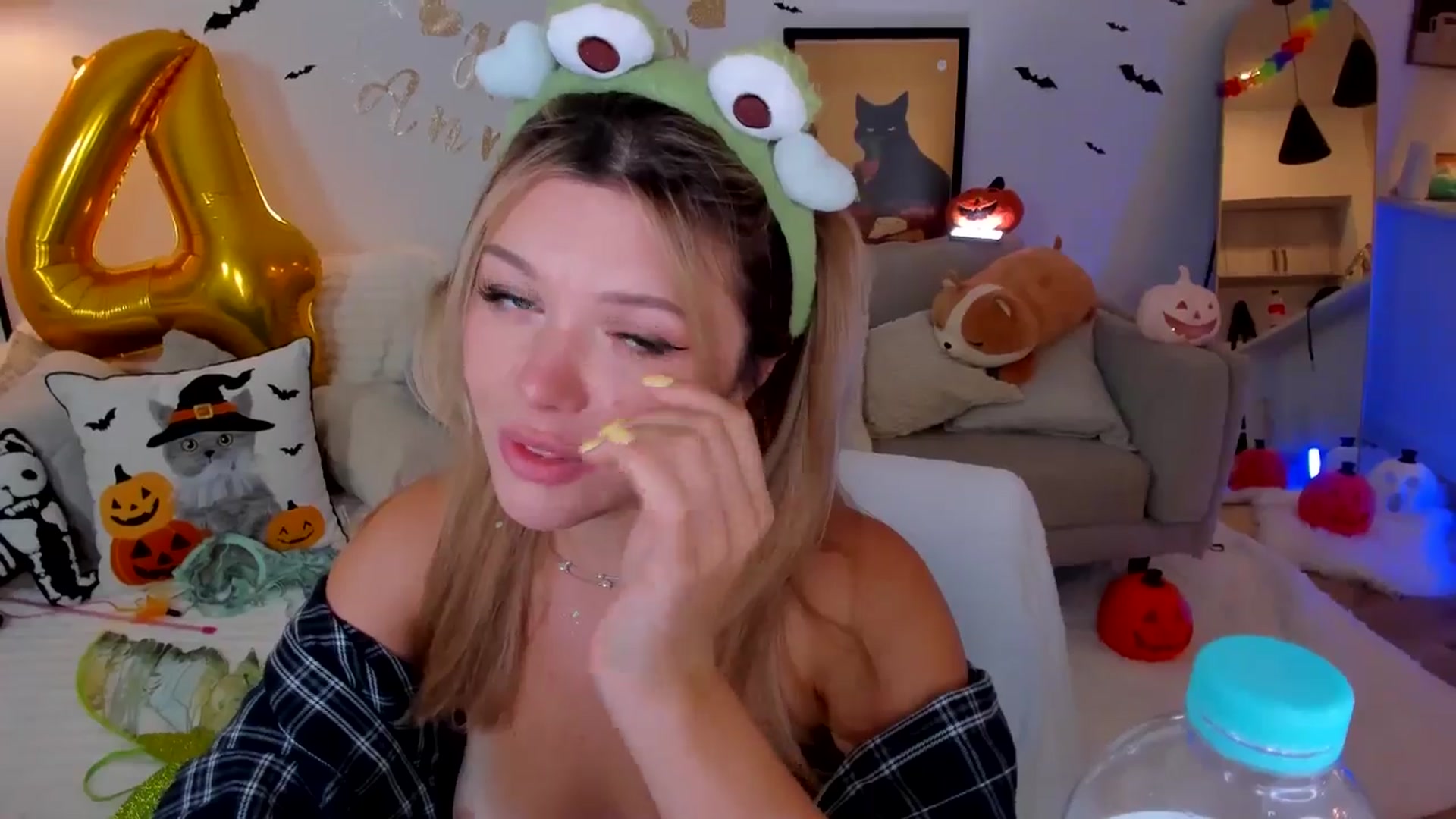 Gallery image thumbnail from Just_Vi's myfreecams stream on, 10/18/2025, 06:02 image 16 of 20